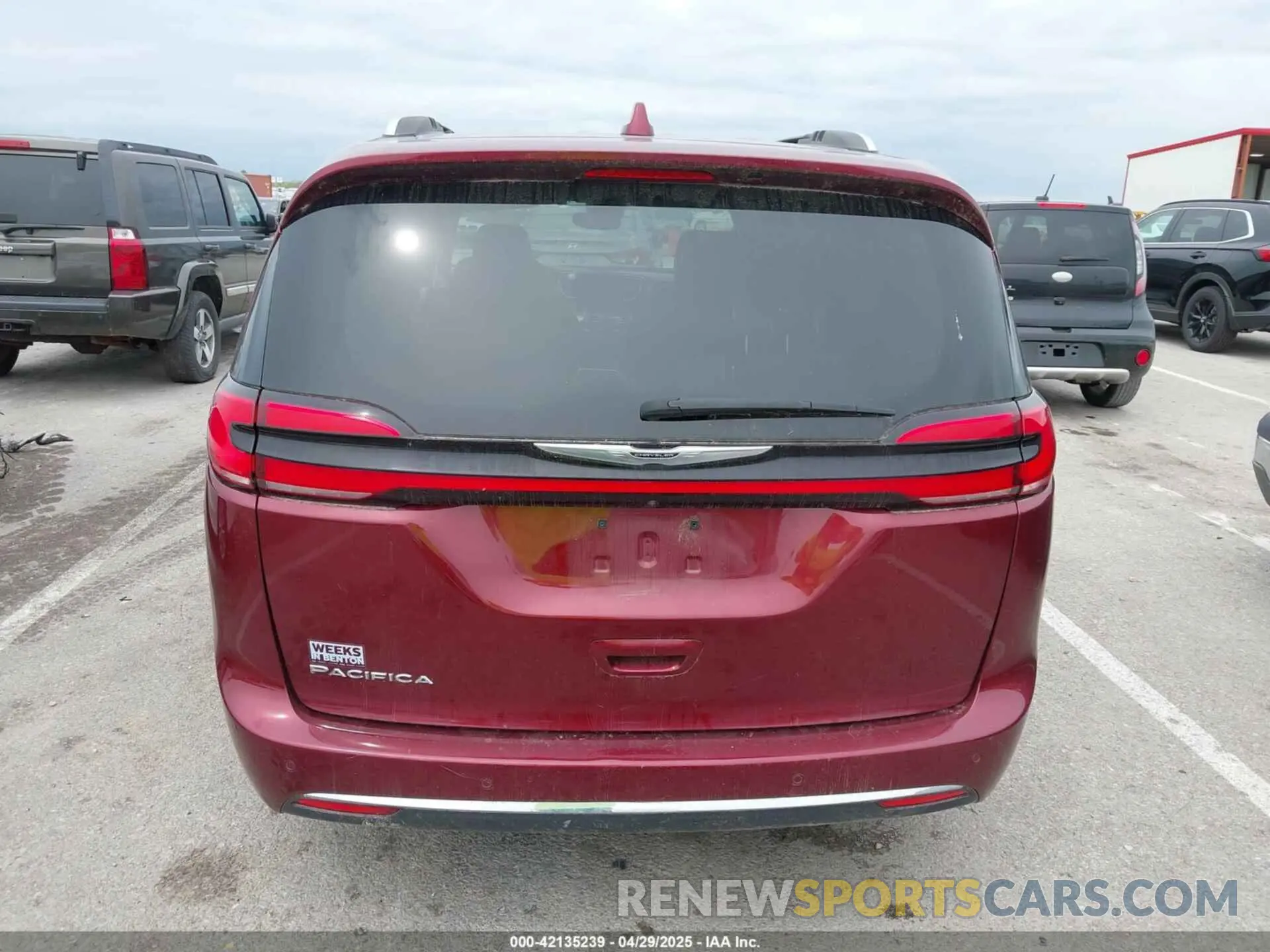 17 Photograph of a damaged car 2C4RC1BG2MR502731 CHRYSLER PACIFICA 2021