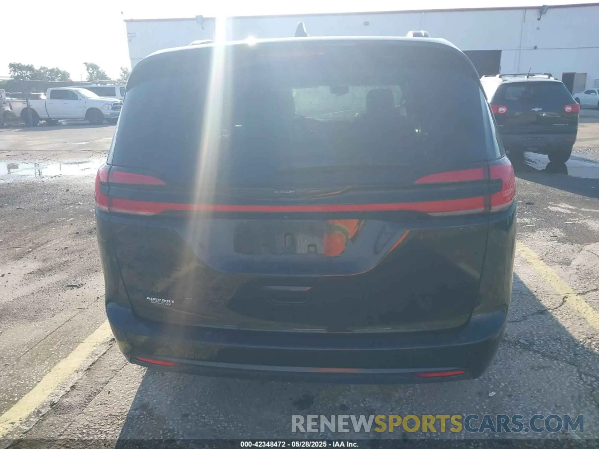 16 Photograph of a damaged car 2C4RC1BG2MR607995 CHRYSLER PACIFICA 2021
