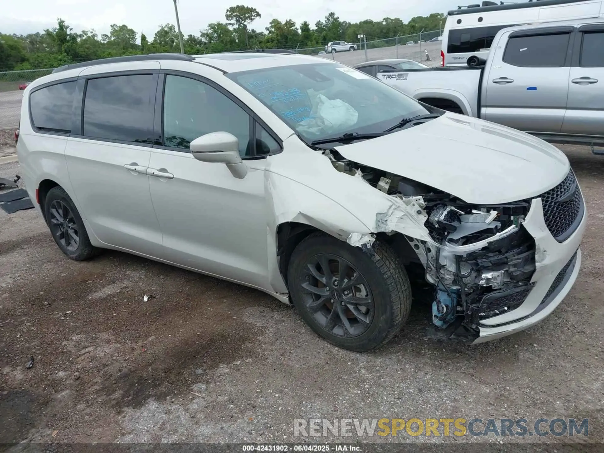 1 Photograph of a damaged car 2C4RC1BG8MR585419 CHRYSLER PACIFICA 2021