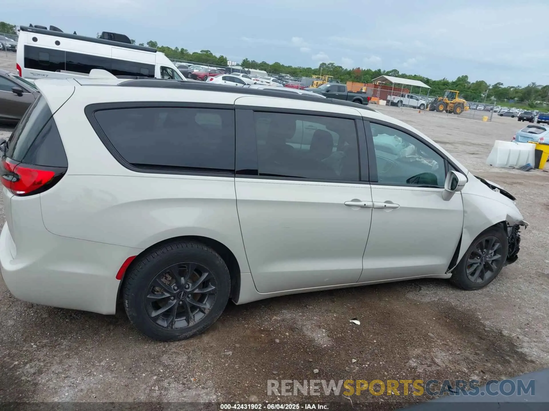 13 Photograph of a damaged car 2C4RC1BG8MR585419 CHRYSLER PACIFICA 2021