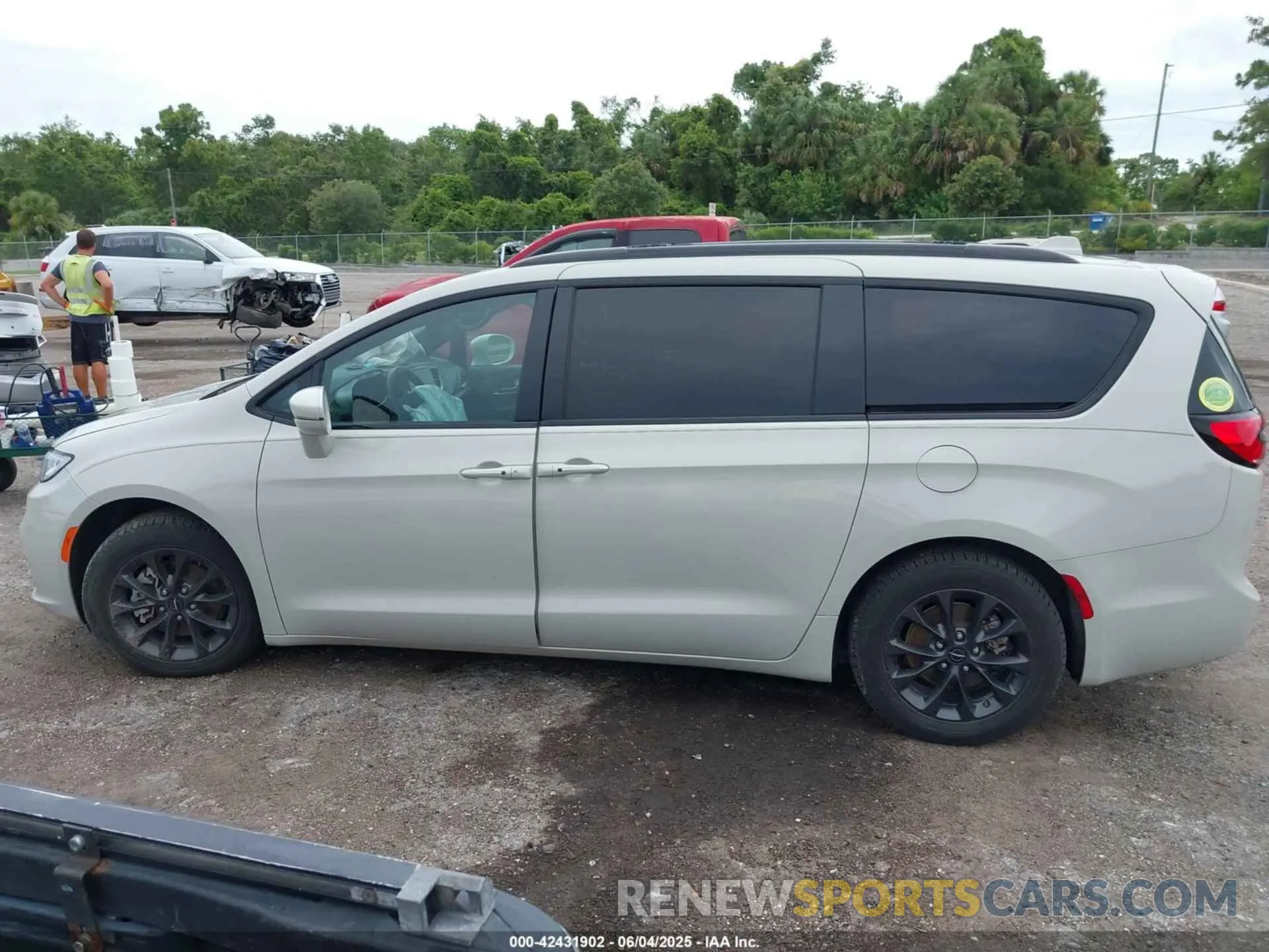 14 Photograph of a damaged car 2C4RC1BG8MR585419 CHRYSLER PACIFICA 2021