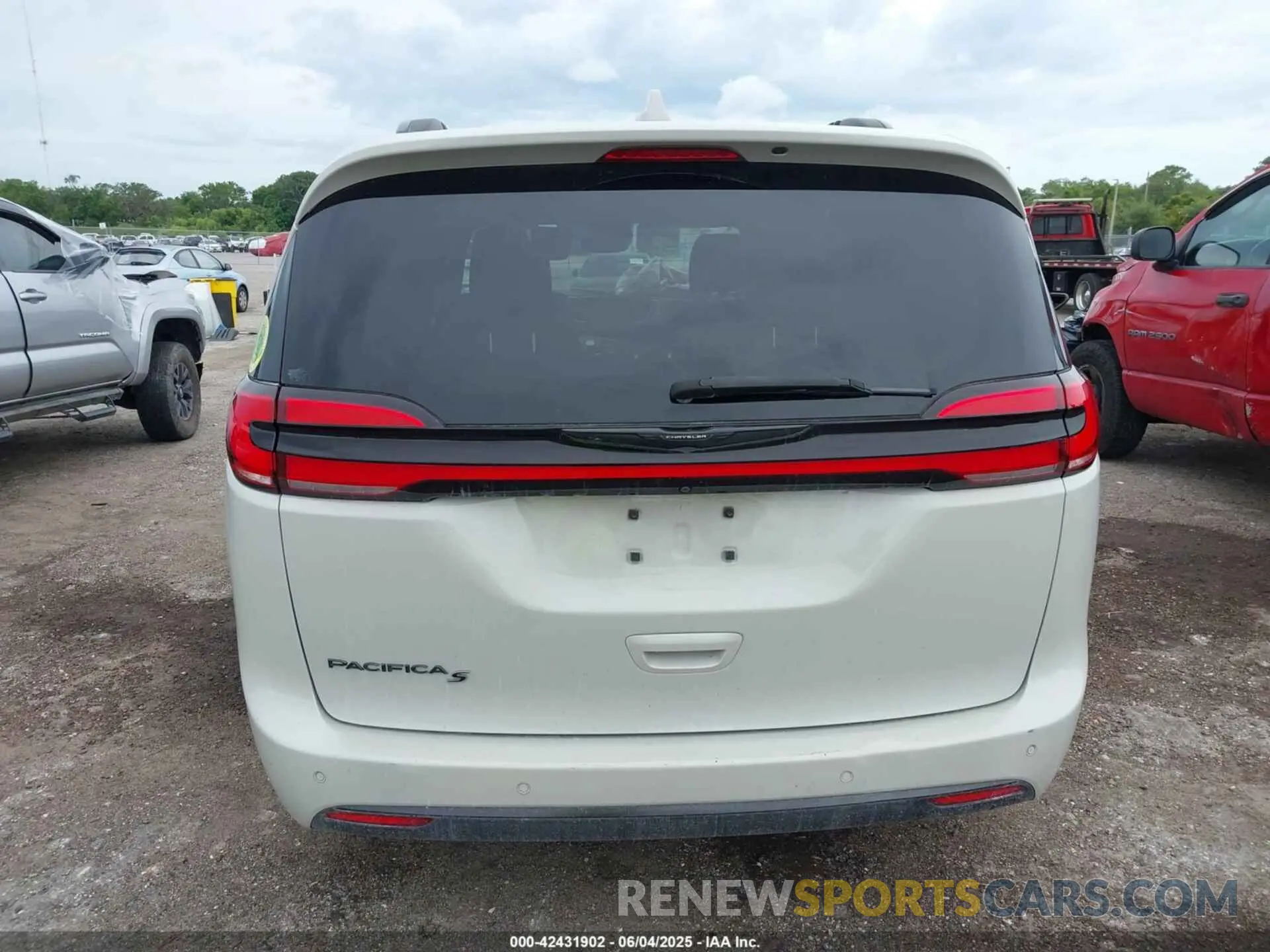 16 Photograph of a damaged car 2C4RC1BG8MR585419 CHRYSLER PACIFICA 2021