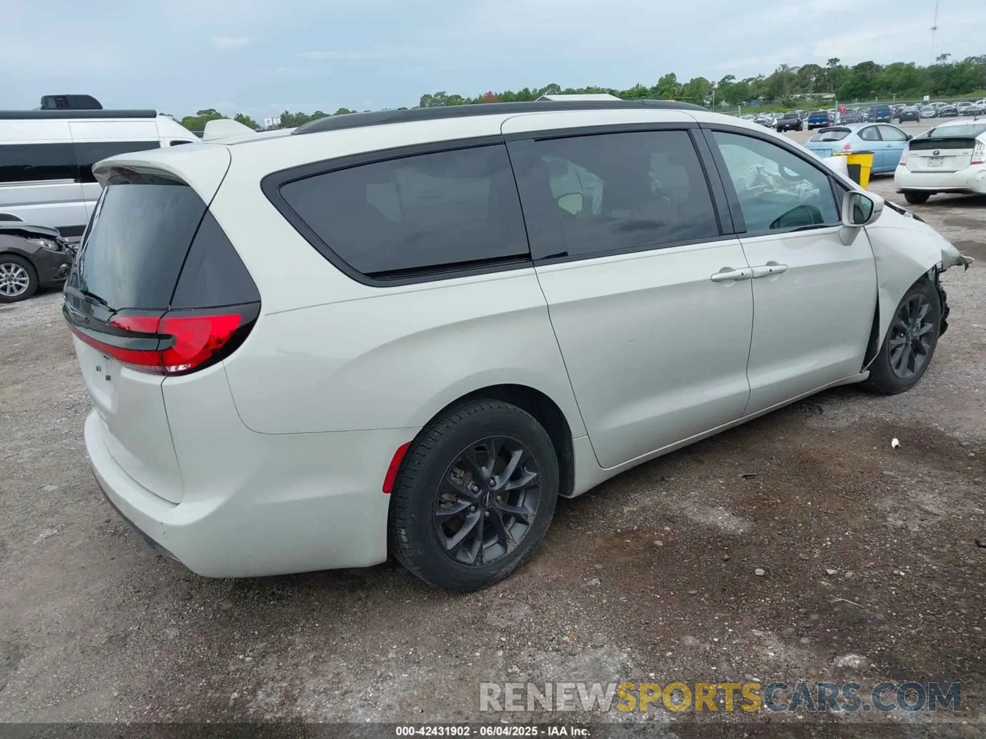4 Photograph of a damaged car 2C4RC1BG8MR585419 CHRYSLER PACIFICA 2021