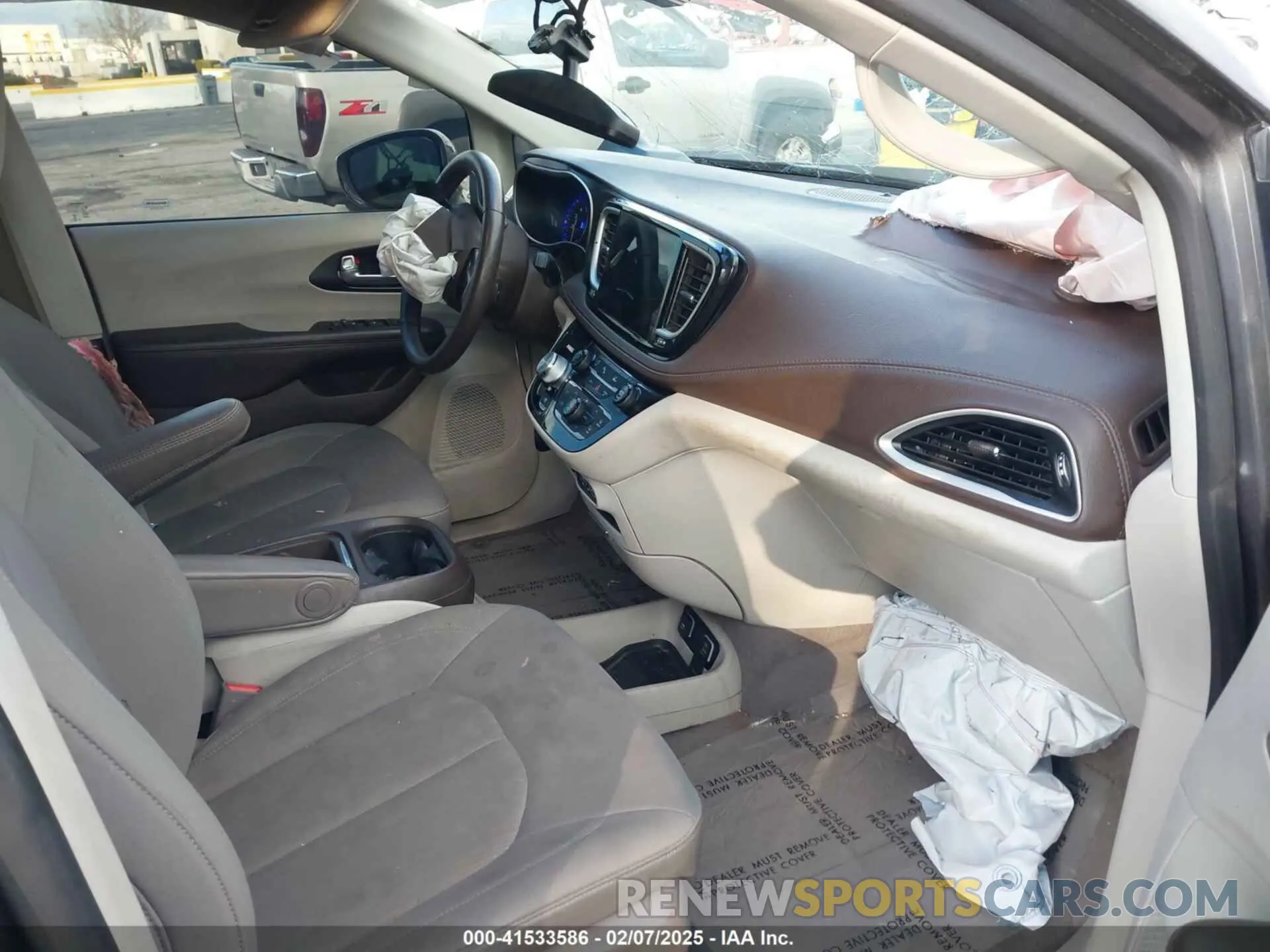 5 Photograph of a damaged car 2C4RC1FG5MR519453 CHRYSLER PACIFICA 2021