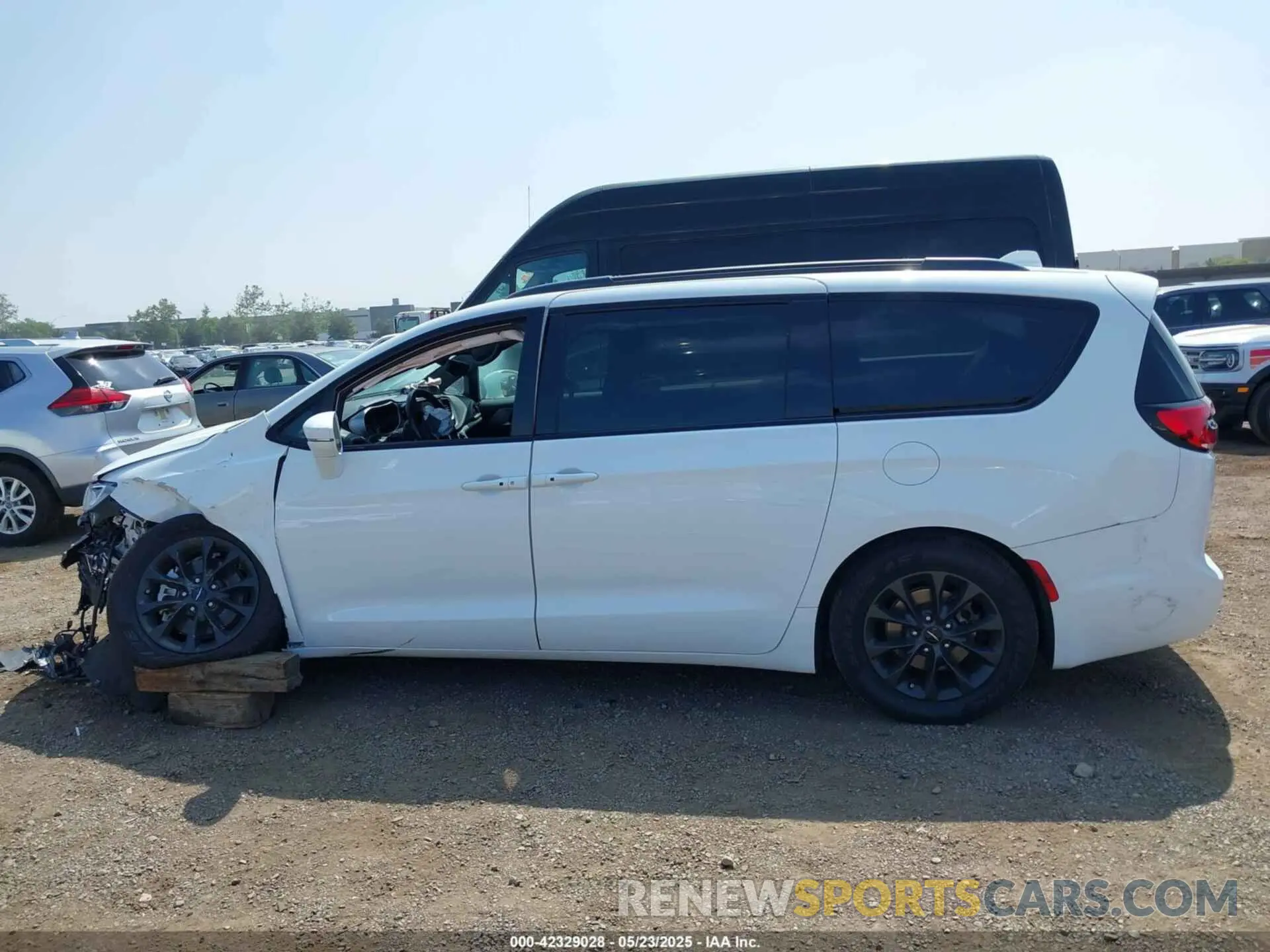 14 Photograph of a damaged car 2C4RC1FG7MR605587 CHRYSLER PACIFICA 2021
