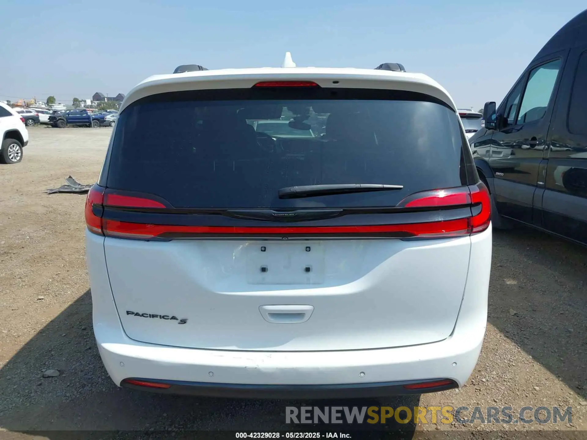 16 Photograph of a damaged car 2C4RC1FG7MR605587 CHRYSLER PACIFICA 2021