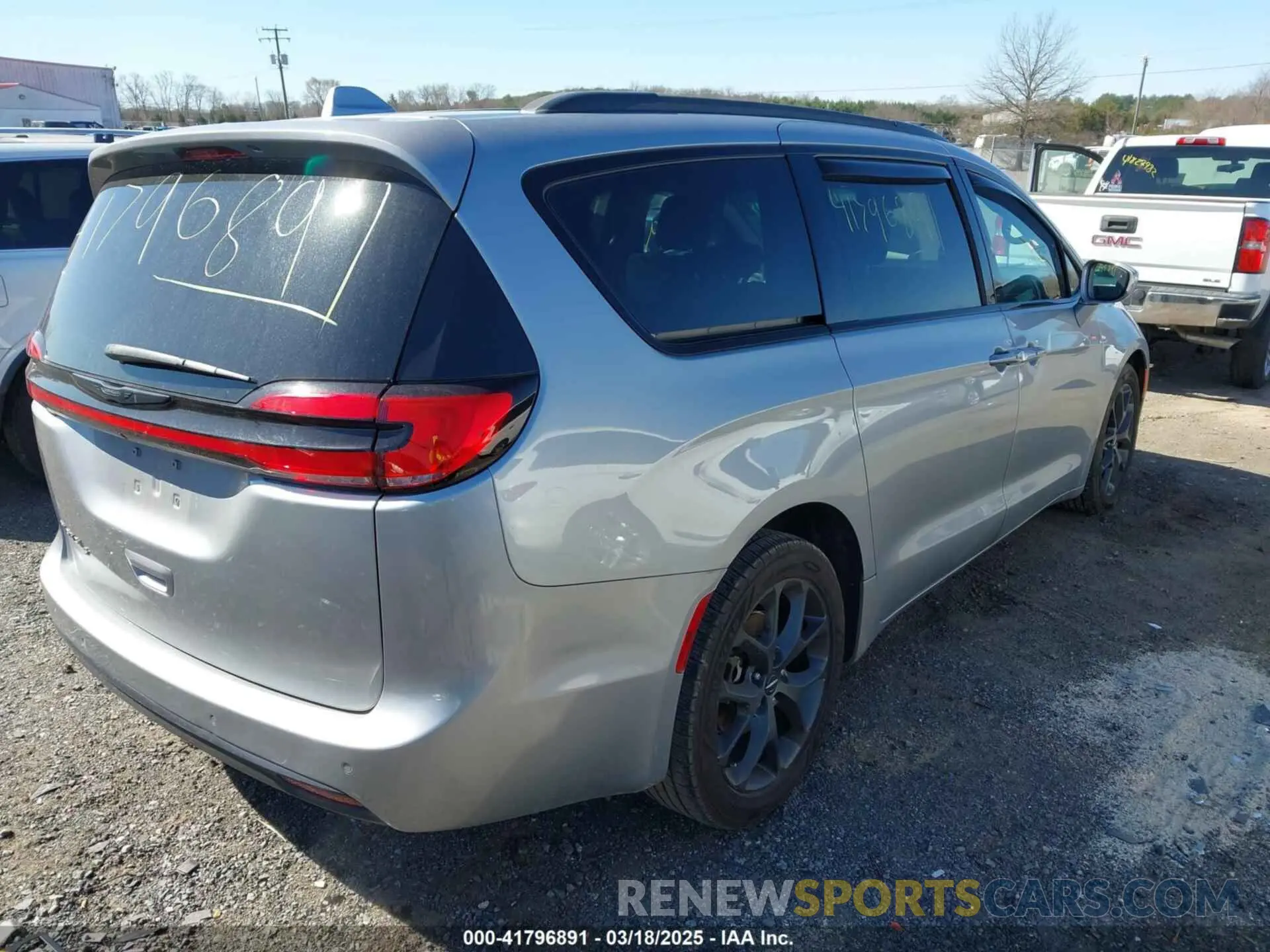4 Photograph of a damaged car 2C4RC1FG8MR565455 CHRYSLER PACIFICA 2021