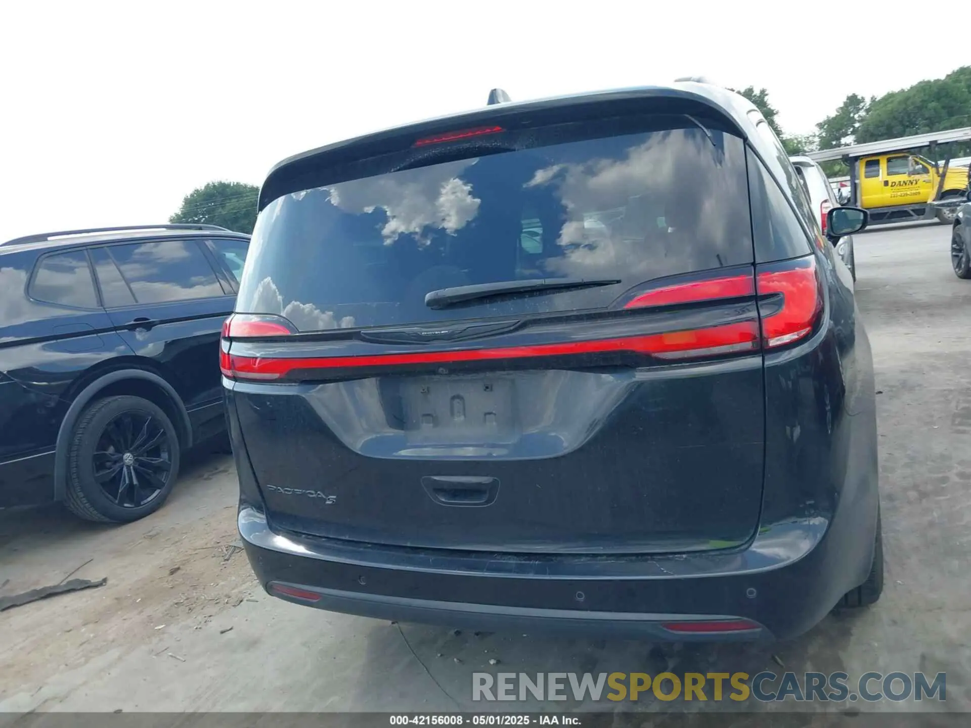 16 Photograph of a damaged car 2C4RC1FGXMR567840 CHRYSLER PACIFICA 2021