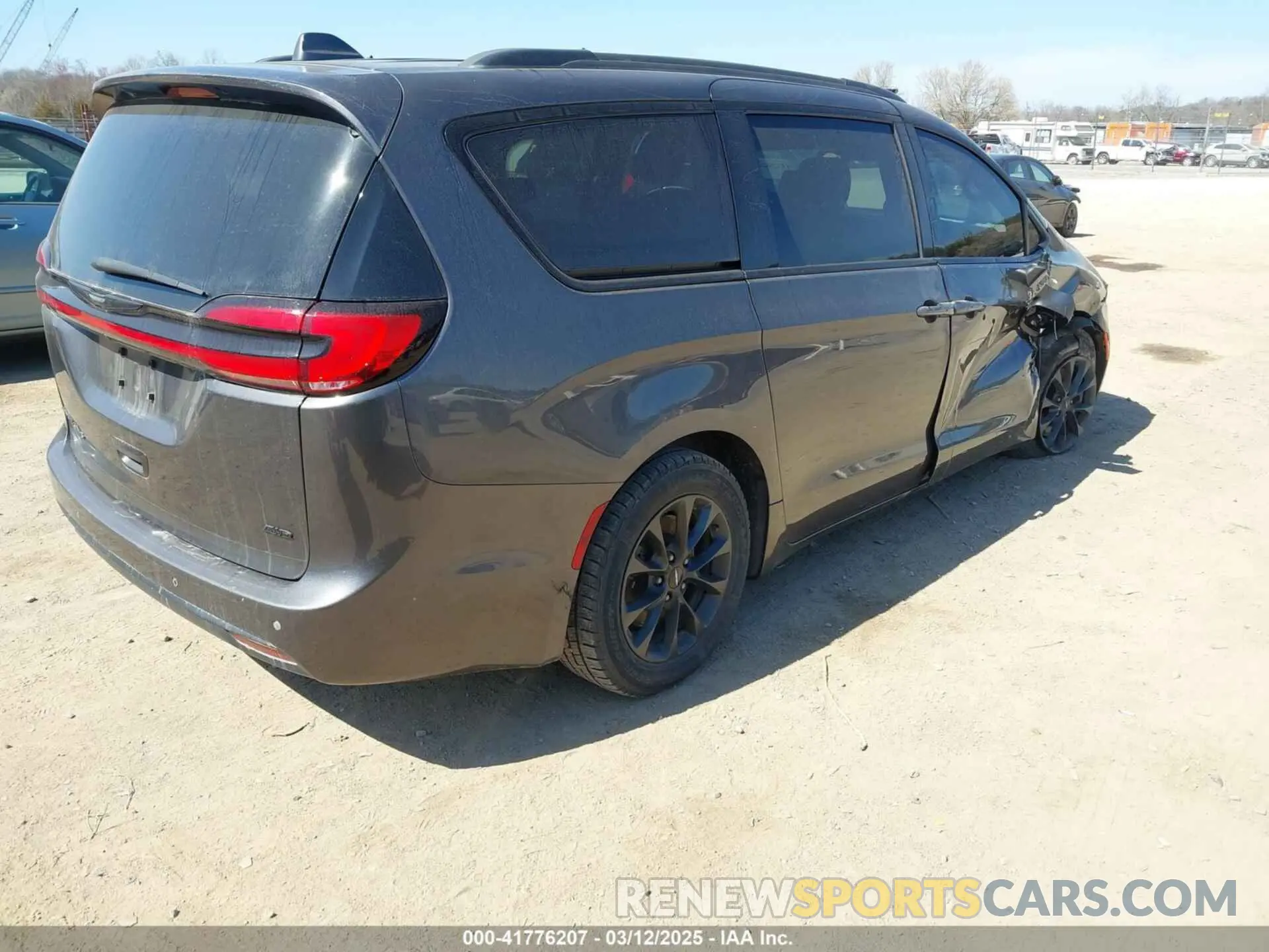 4 Photograph of a damaged car 2C4RC3FG1MR550842 CHRYSLER PACIFICA 2021