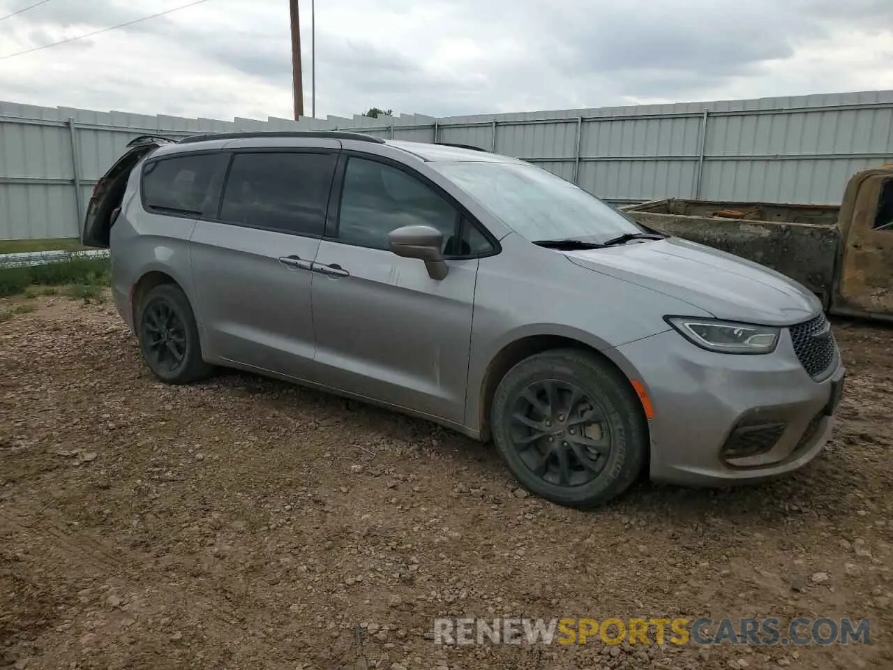4 Photograph of a damaged car 2C4RC3FG4MR501733 CHRYSLER PACIFICA 2021