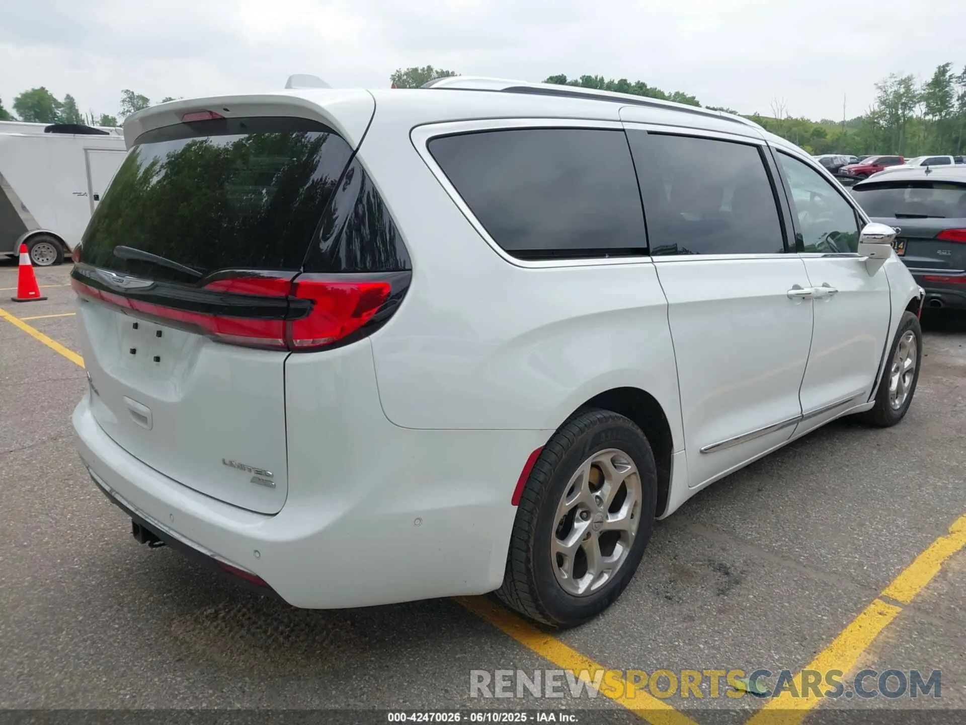 4 Photograph of a damaged car 2C4RC3GG8MR508358 CHRYSLER PACIFICA 2021