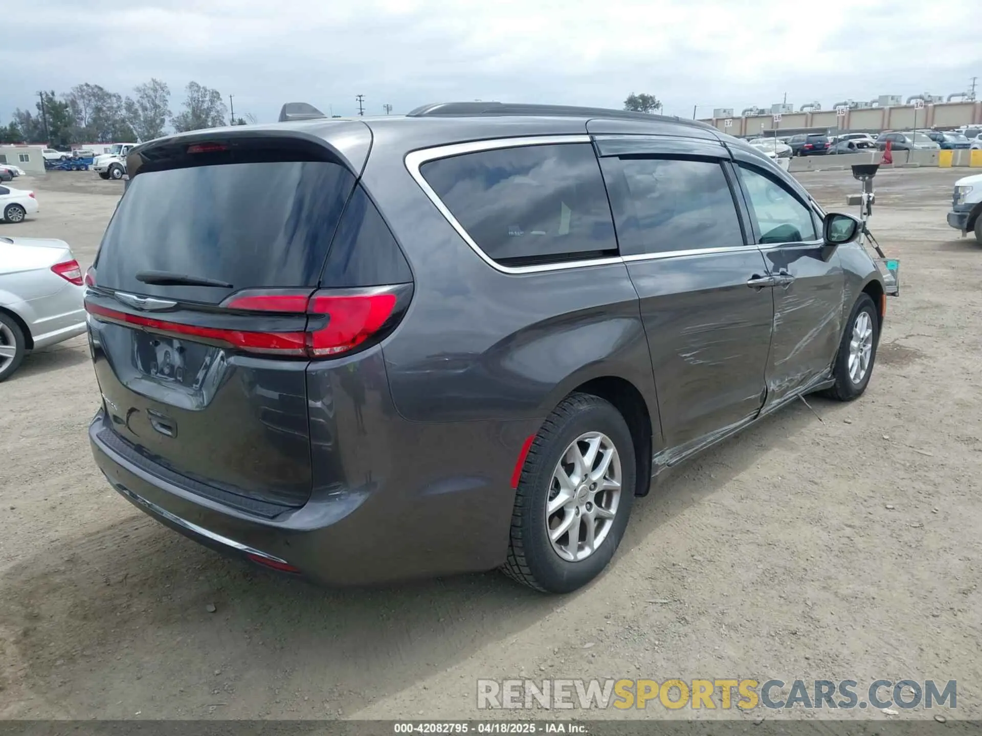 4 Photograph of a damaged car 2C4RC1BG0NR134194 CHRYSLER PACIFICA 2022