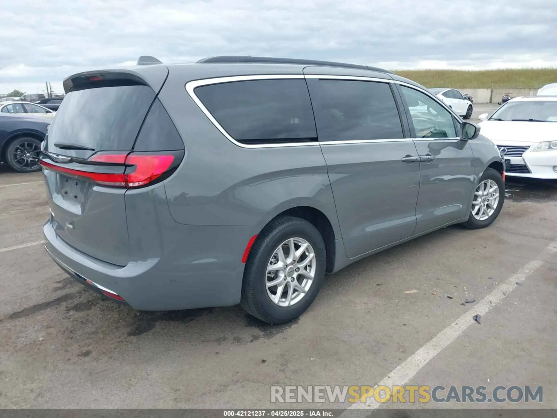 4 Photograph of a damaged car 2C4RC1BG0NR150377 CHRYSLER PACIFICA 2022
