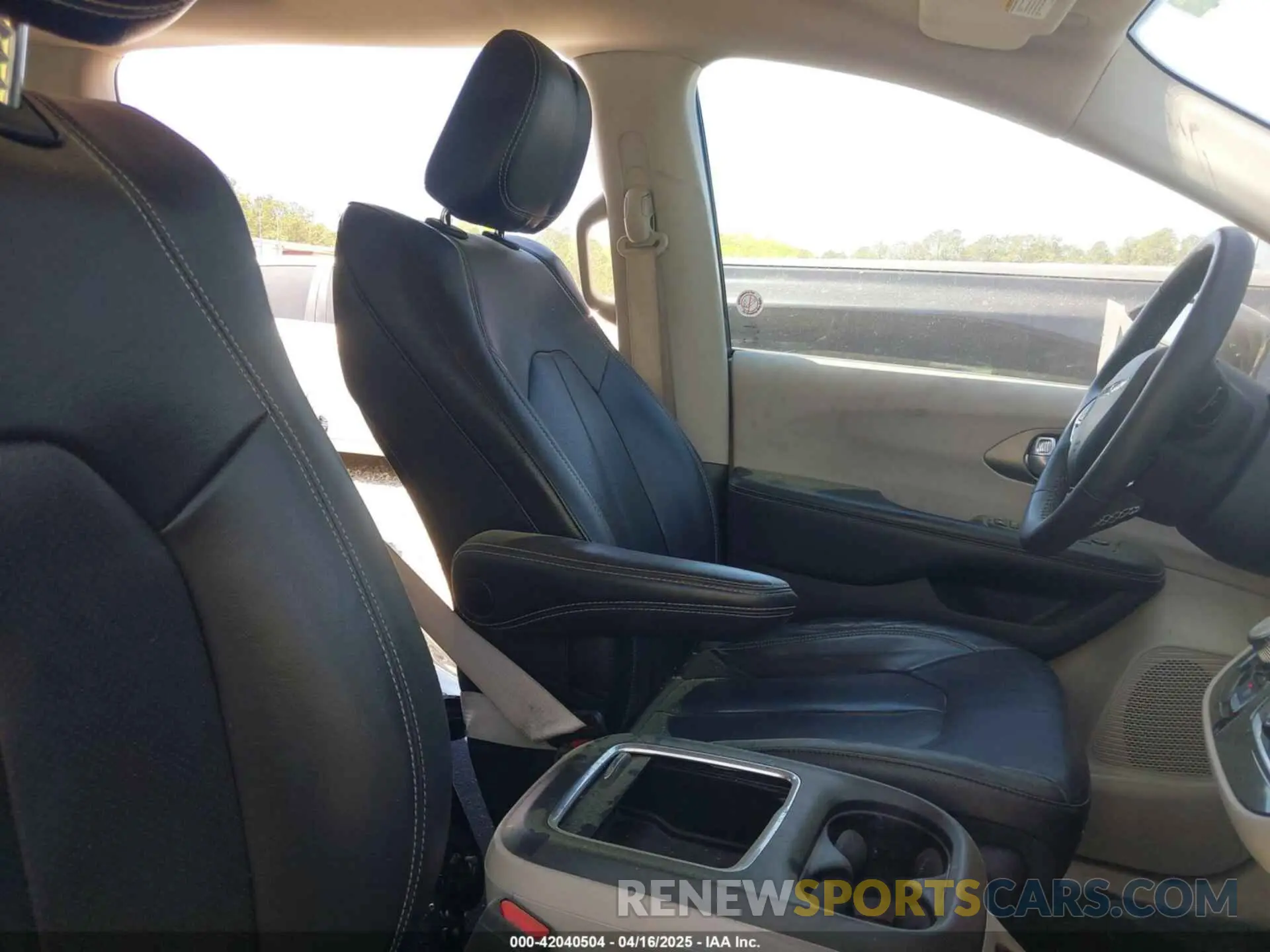 5 Photograph of a damaged car 2C4RC1BG0NR162013 CHRYSLER PACIFICA 2022