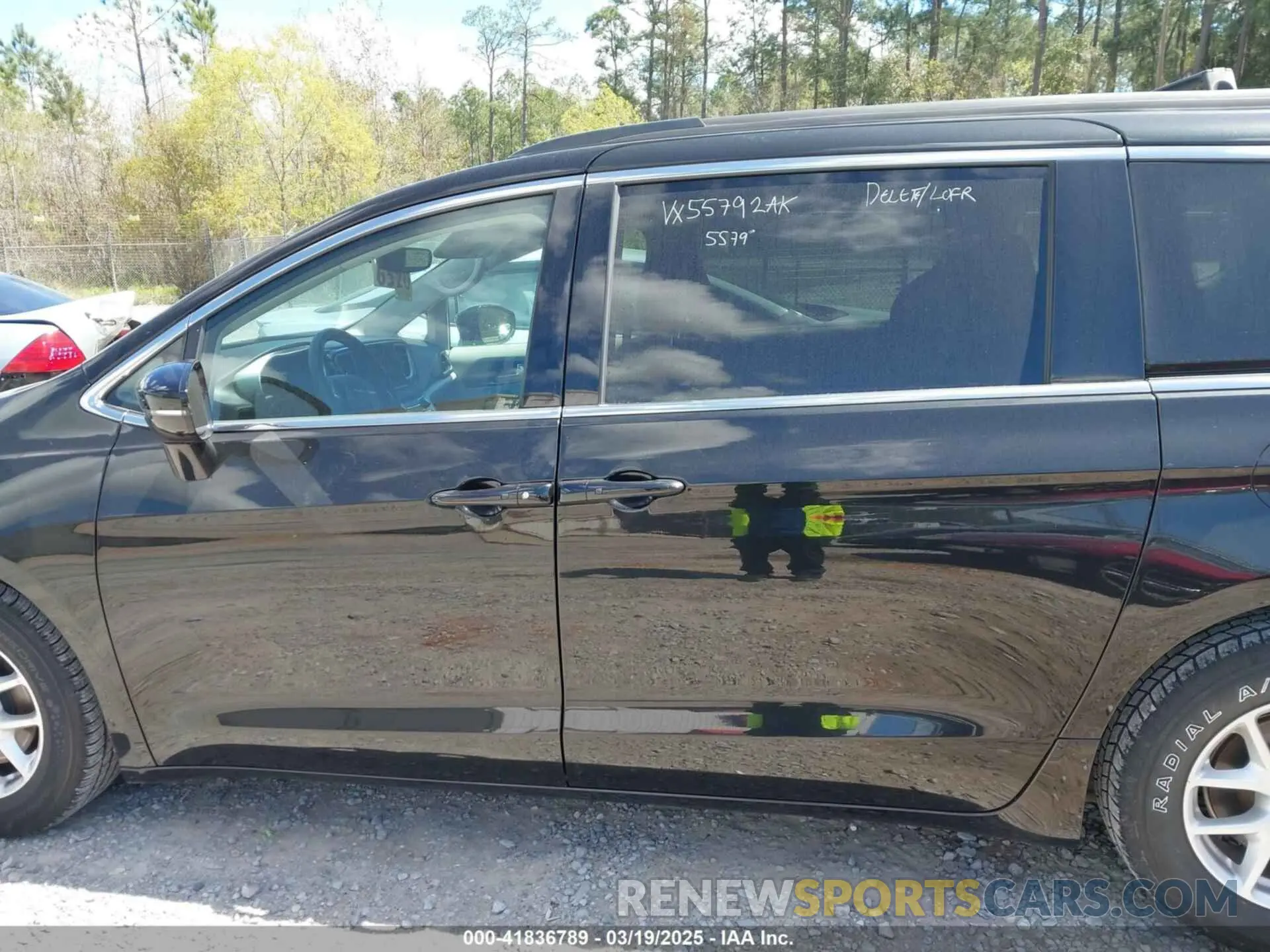 14 Photograph of a damaged car 2C4RC1BG1NR140733 CHRYSLER PACIFICA 2022