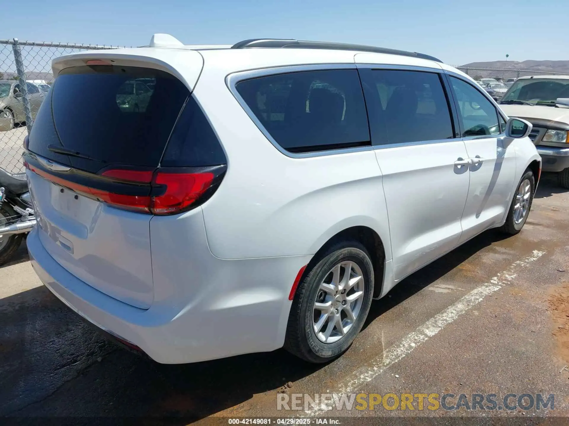 4 Photograph of a damaged car 2C4RC1BG1NR191813 CHRYSLER PACIFICA 2022