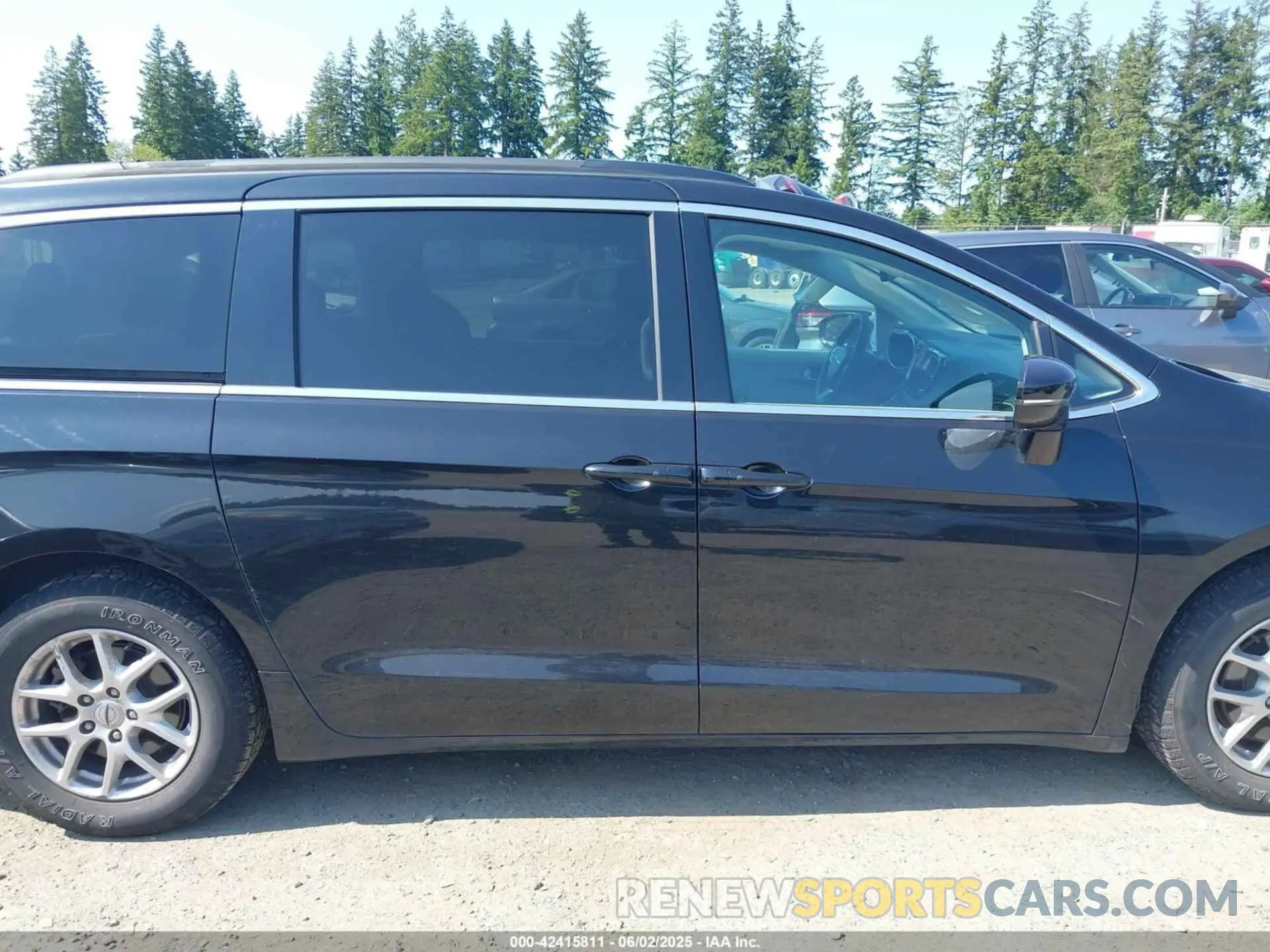 13 Photograph of a damaged car 2C4RC1BG2NR198527 CHRYSLER PACIFICA 2022