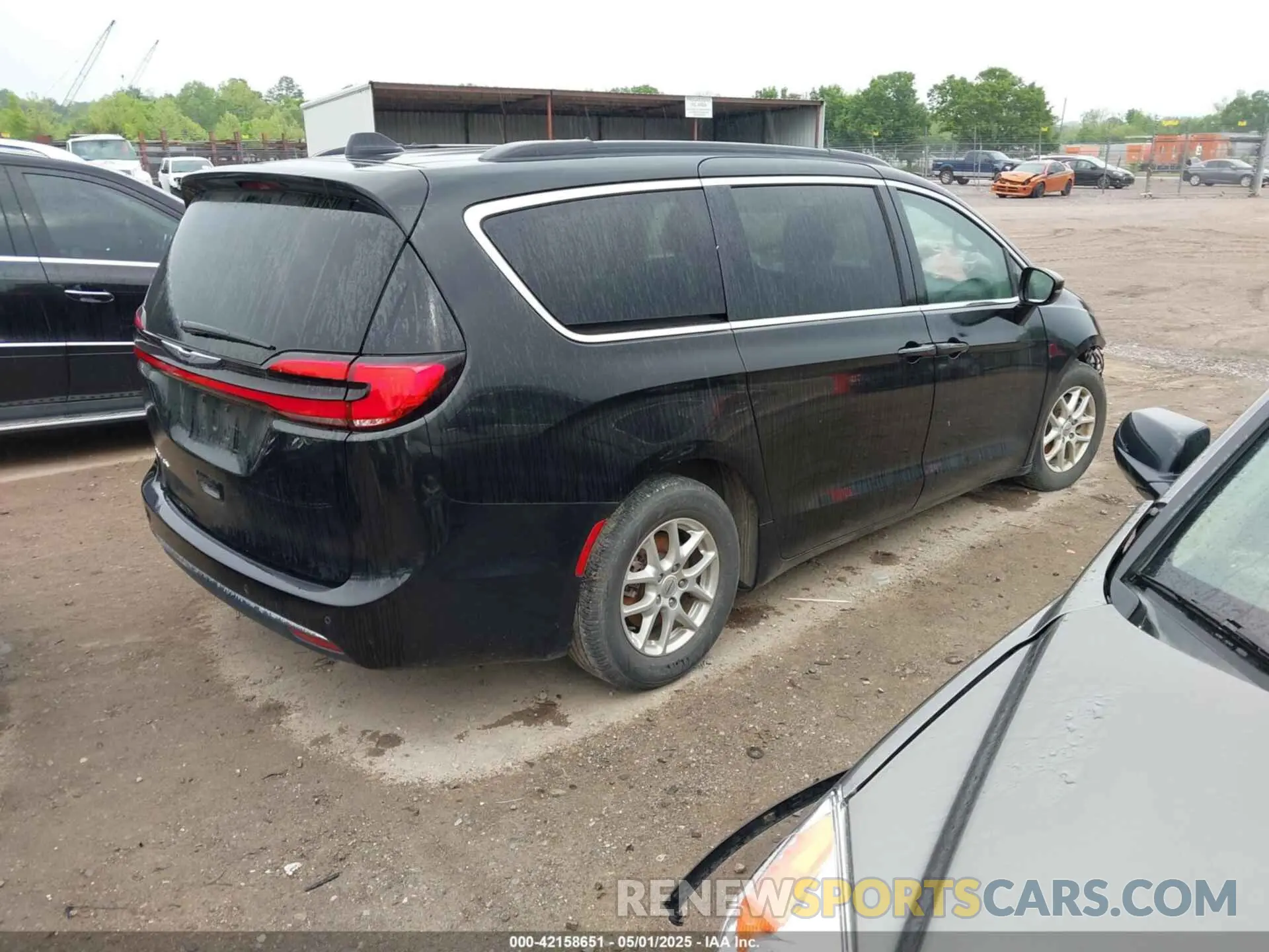 4 Photograph of a damaged car 2C4RC1BG3NR106311 CHRYSLER PACIFICA 2022
