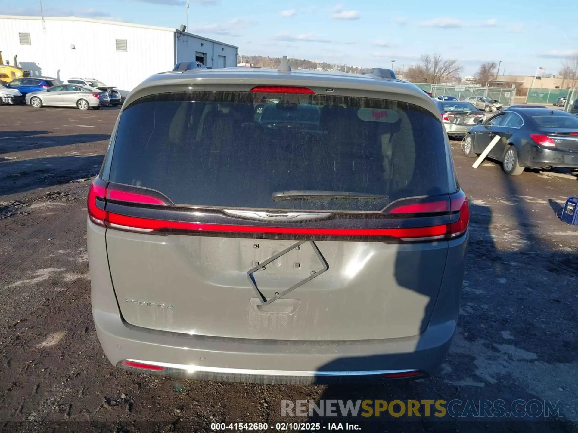 17 Photograph of a damaged car 2C4RC1BG3NR117213 CHRYSLER PACIFICA 2022