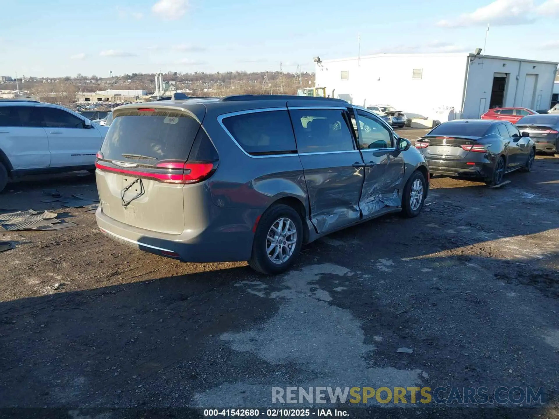 4 Photograph of a damaged car 2C4RC1BG3NR117213 CHRYSLER PACIFICA 2022