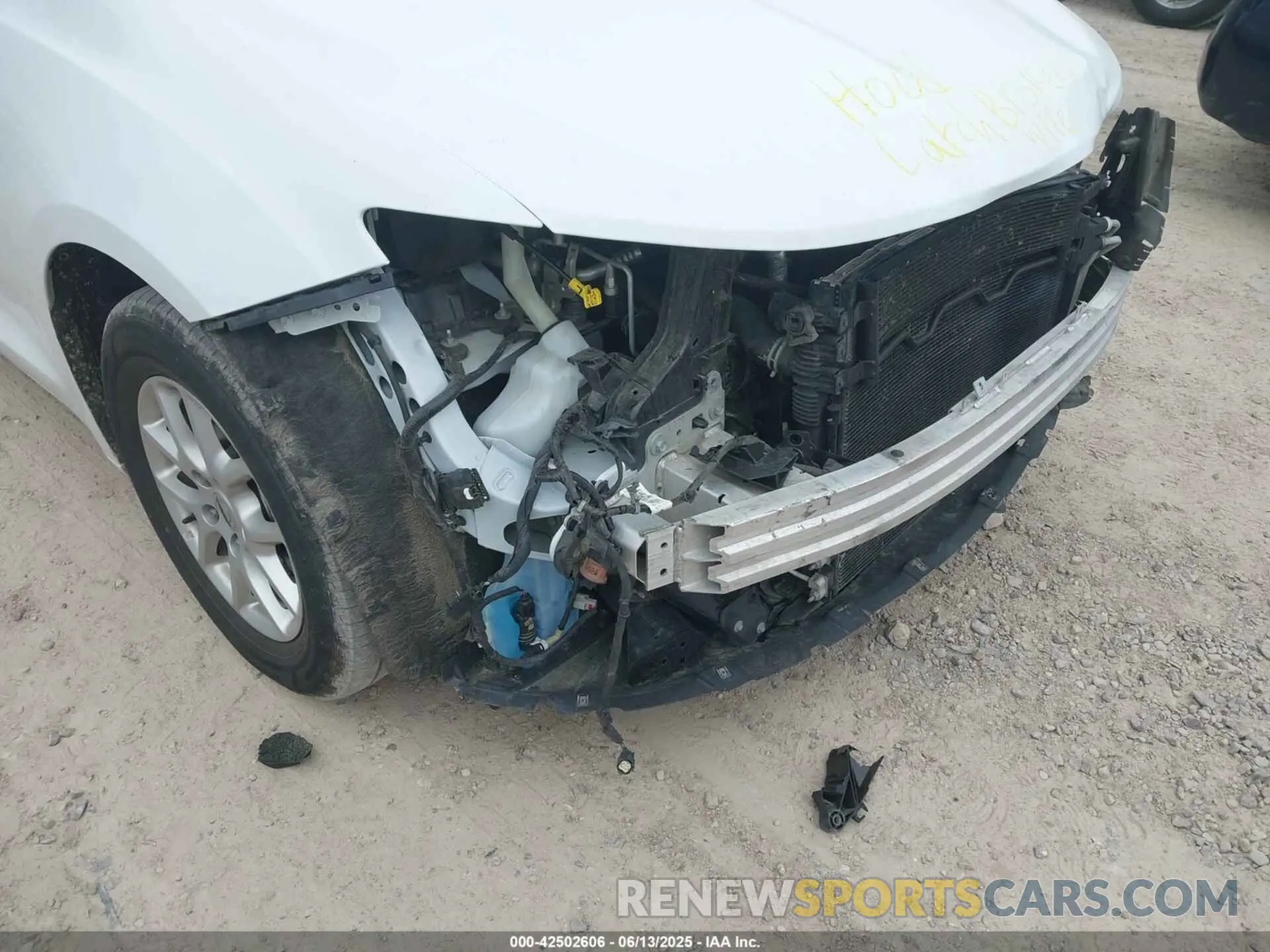 21 Photograph of a damaged car 2C4RC1BG3NR117731 CHRYSLER PACIFICA 2022