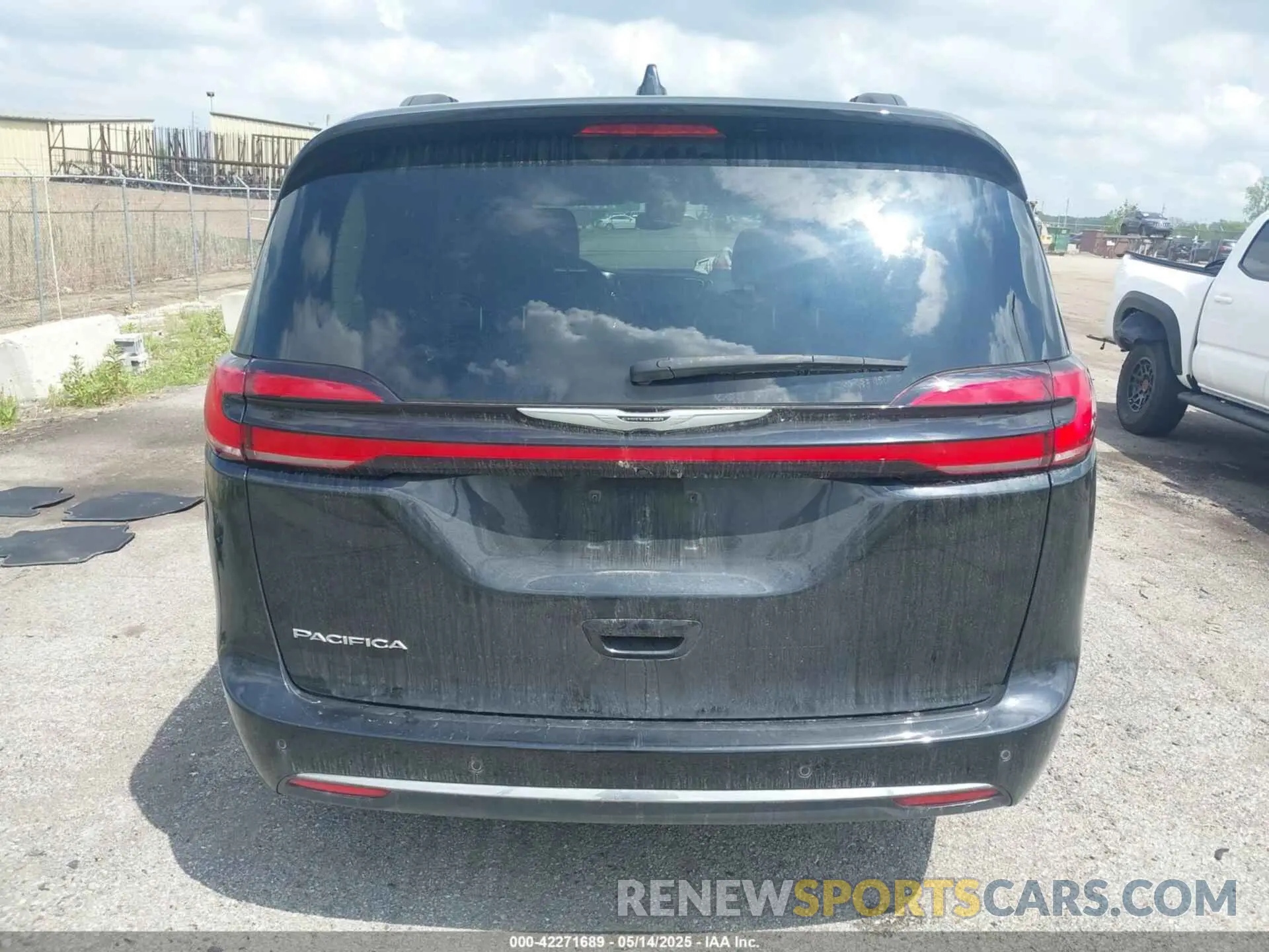 16 Photograph of a damaged car 2C4RC1BG3NR146081 CHRYSLER PACIFICA 2022