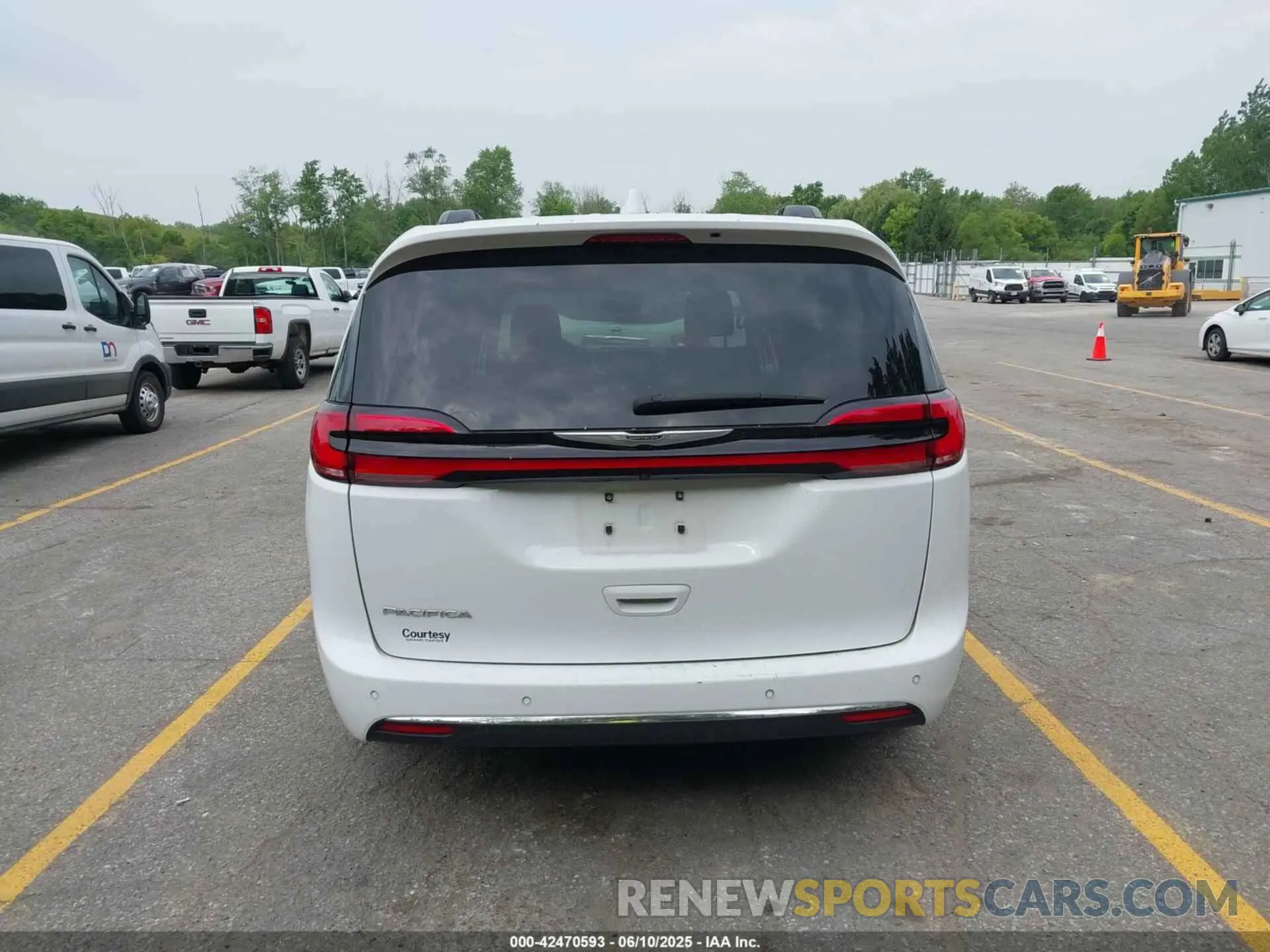 16 Photograph of a damaged car 2C4RC1BG3NR149675 CHRYSLER PACIFICA 2022