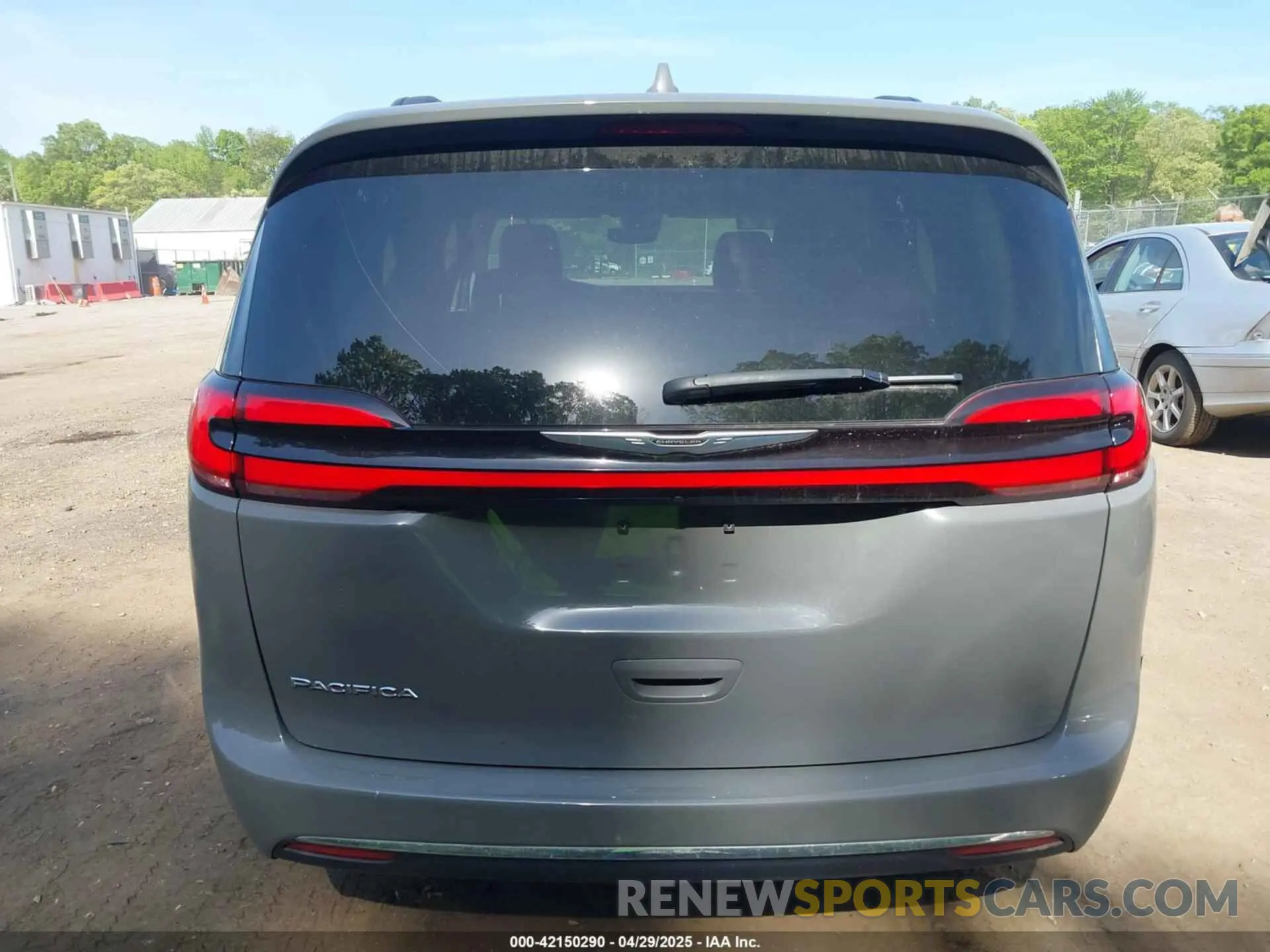 16 Photograph of a damaged car 2C4RC1BG3NR168565 CHRYSLER PACIFICA 2022