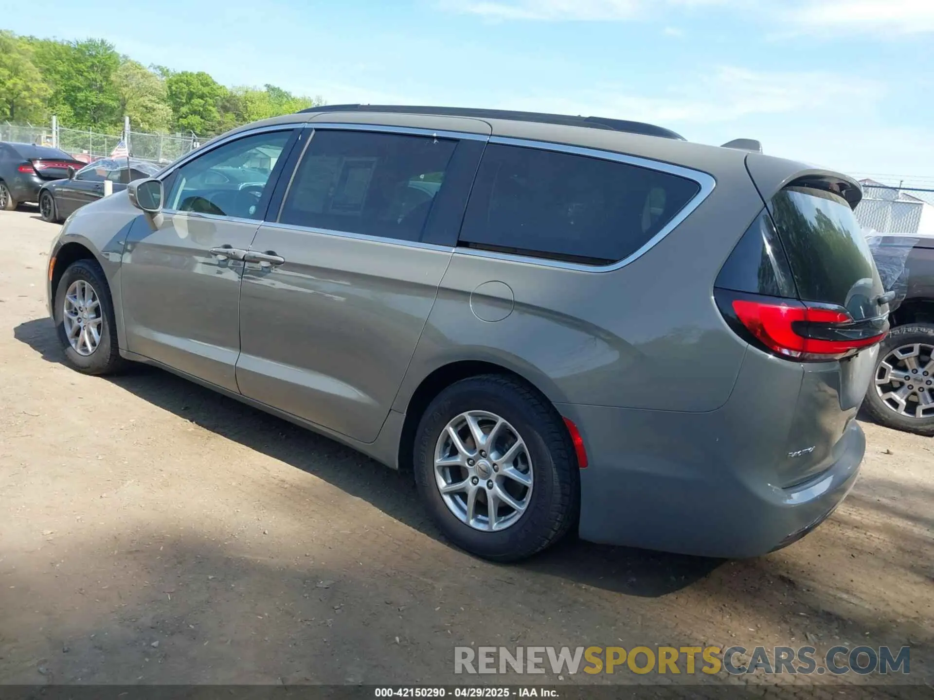 3 Photograph of a damaged car 2C4RC1BG3NR168565 CHRYSLER PACIFICA 2022