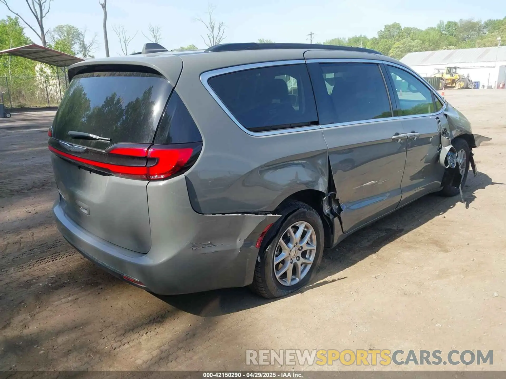 4 Photograph of a damaged car 2C4RC1BG3NR168565 CHRYSLER PACIFICA 2022
