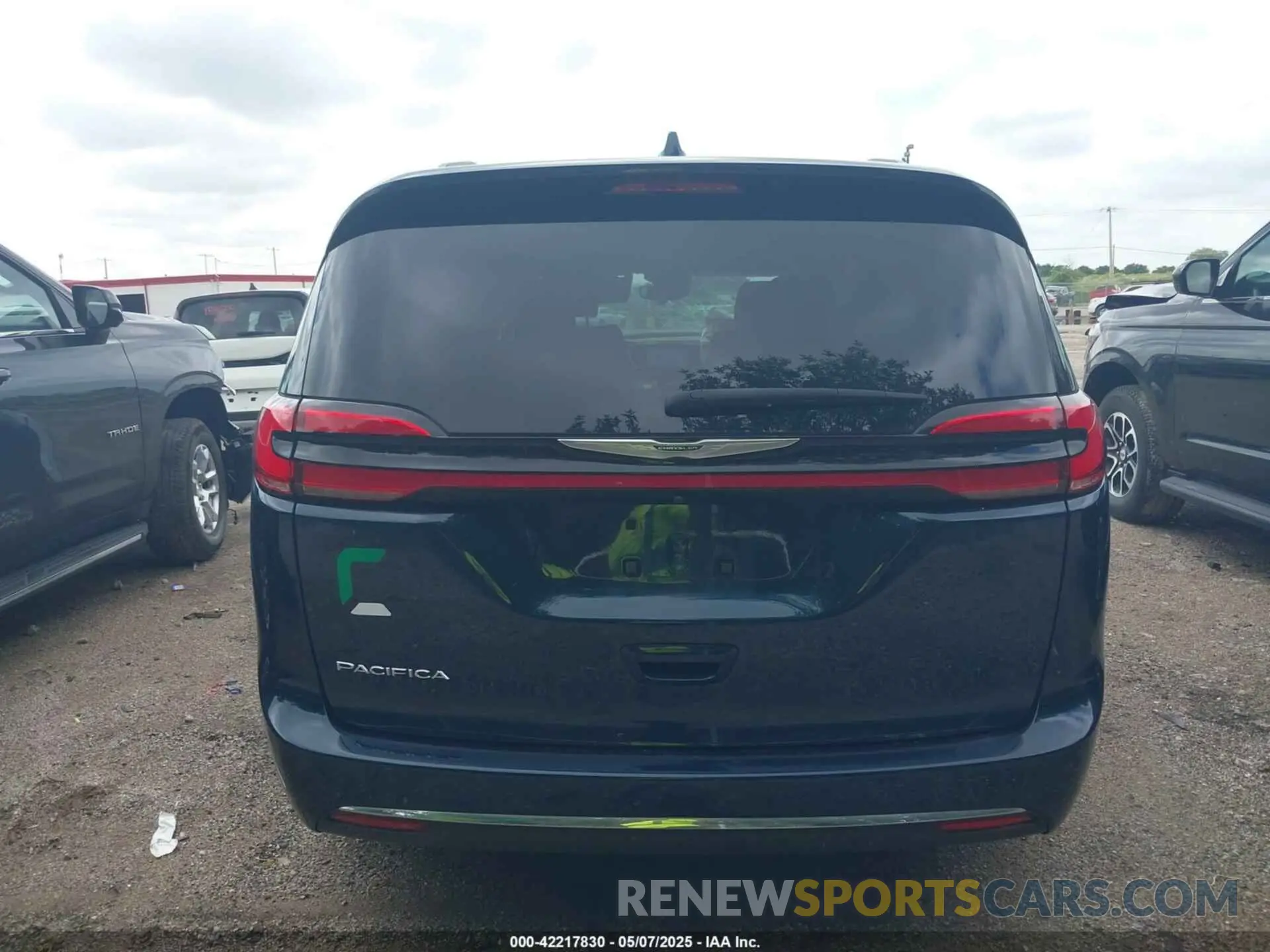 16 Photograph of a damaged car 2C4RC1BG4NR186458 CHRYSLER PACIFICA 2022