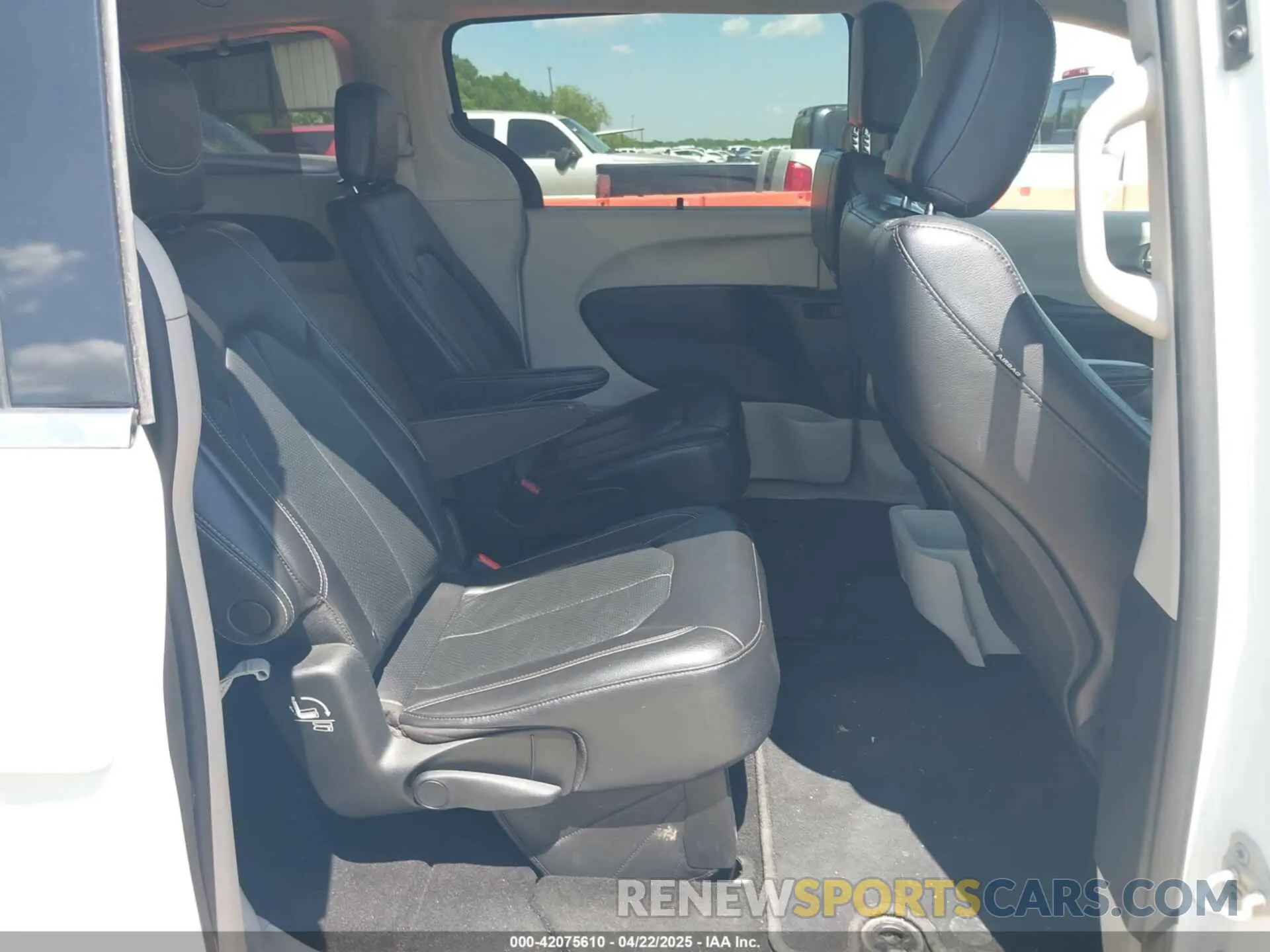 8 Photograph of a damaged car 2C4RC1BG4NR188999 CHRYSLER PACIFICA 2022