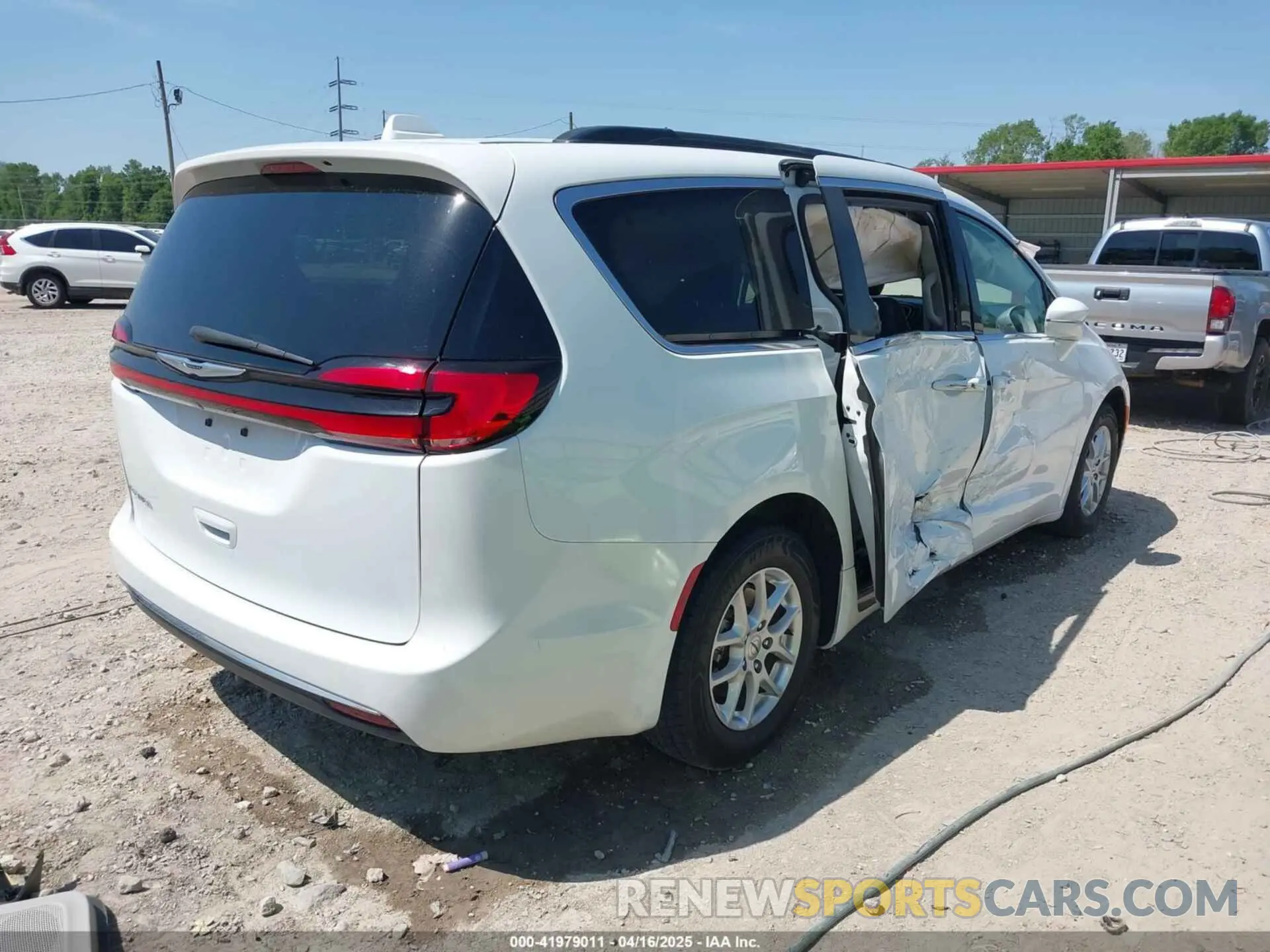 4 Photograph of a damaged car 2C4RC1BG4NR191644 CHRYSLER PACIFICA 2022