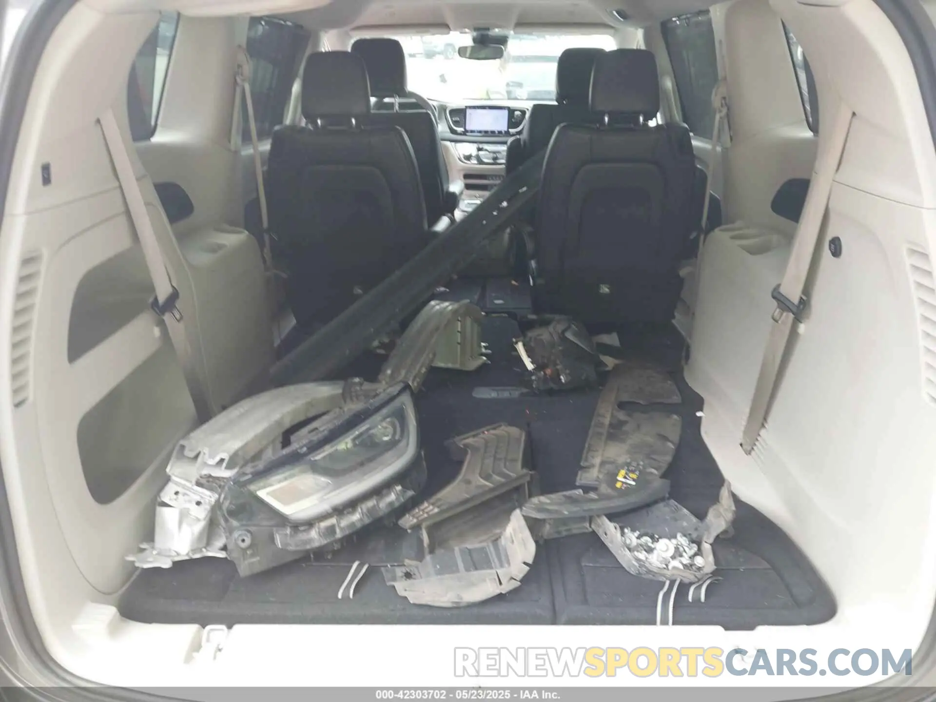 12 Photograph of a damaged car 2C4RC1BG5NR142176 CHRYSLER PACIFICA 2022