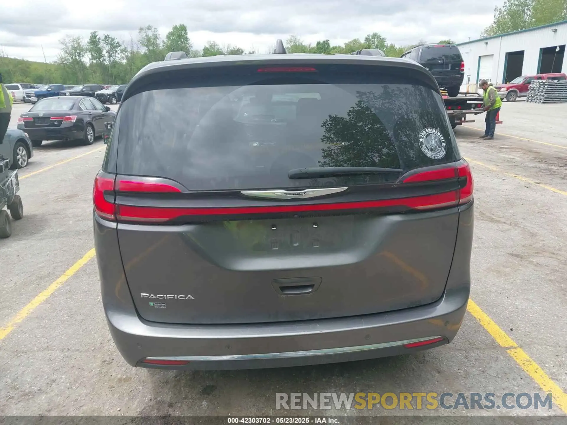 17 Photograph of a damaged car 2C4RC1BG5NR142176 CHRYSLER PACIFICA 2022