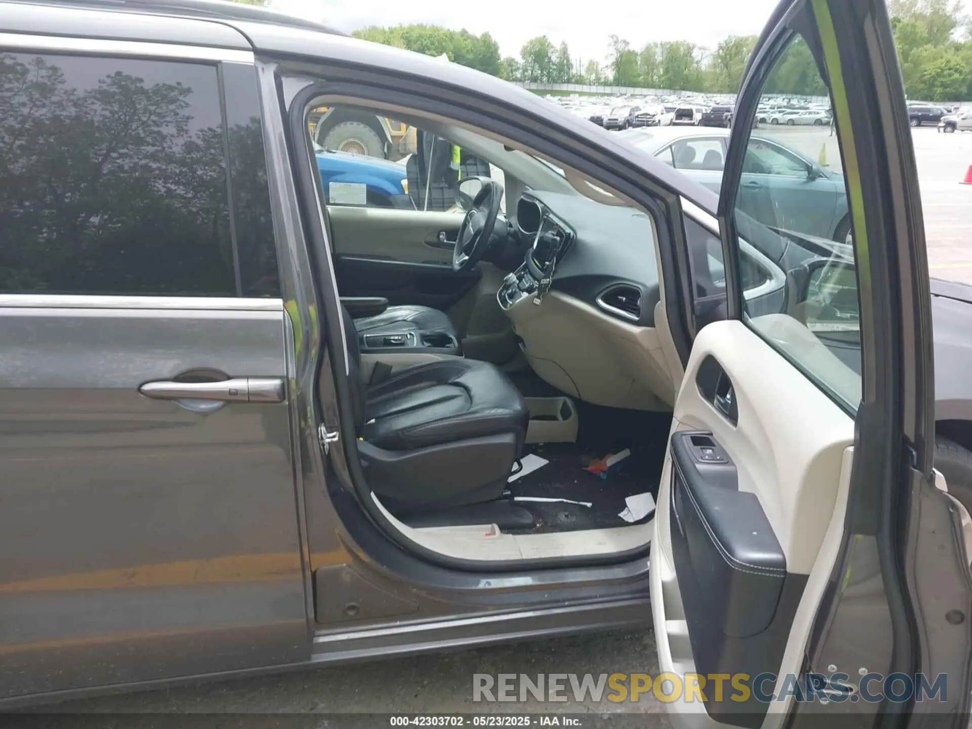 5 Photograph of a damaged car 2C4RC1BG5NR142176 CHRYSLER PACIFICA 2022