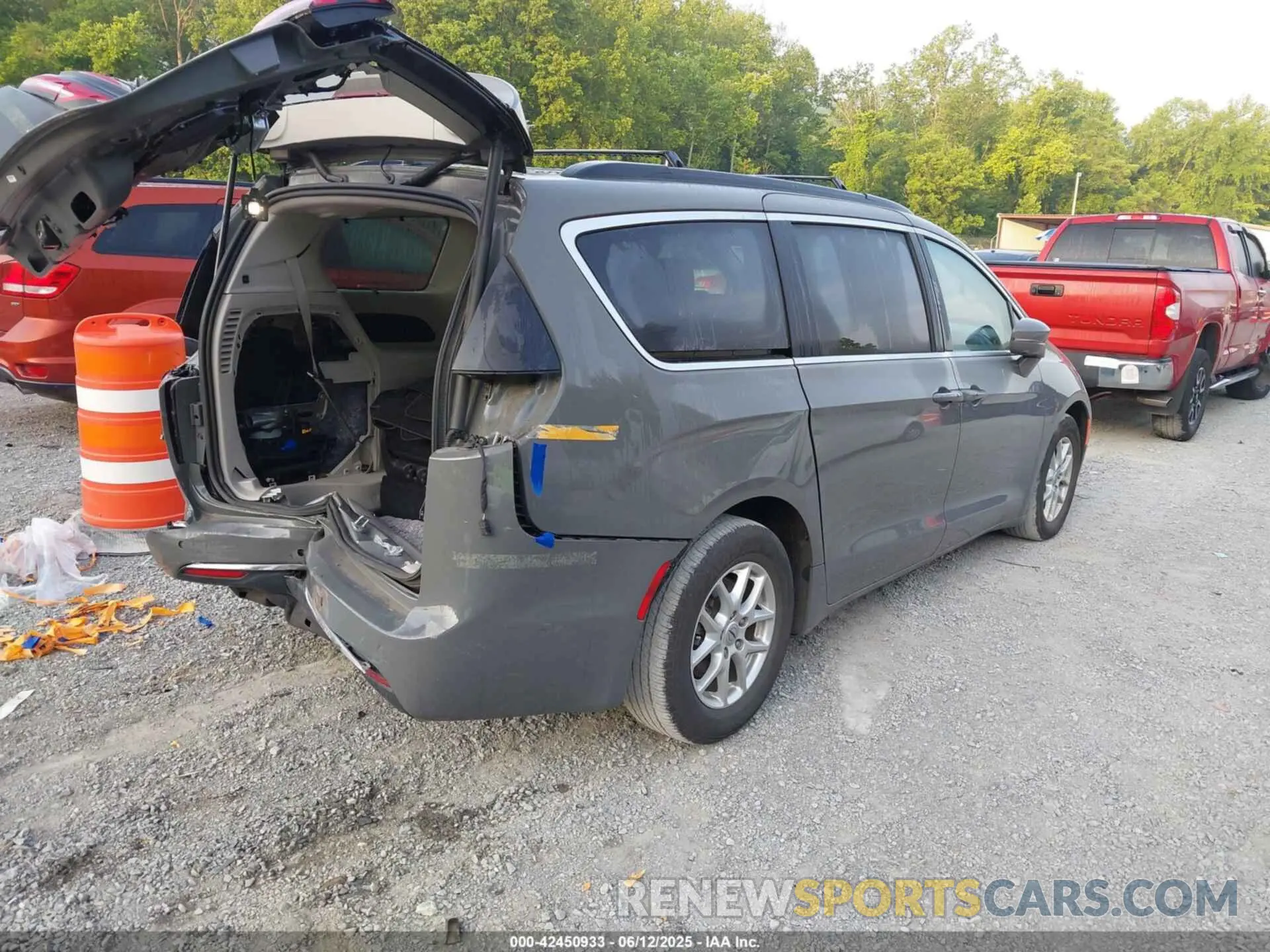 4 Photograph of a damaged car 2C4RC1BG5NR152545 CHRYSLER PACIFICA 2022