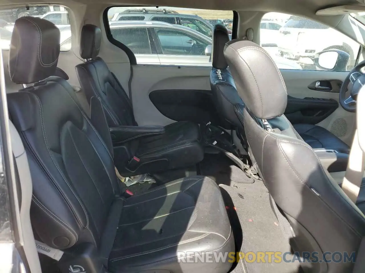 11 Photograph of a damaged car 2C4RC1BG5NR154120 CHRYSLER PACIFICA 2022