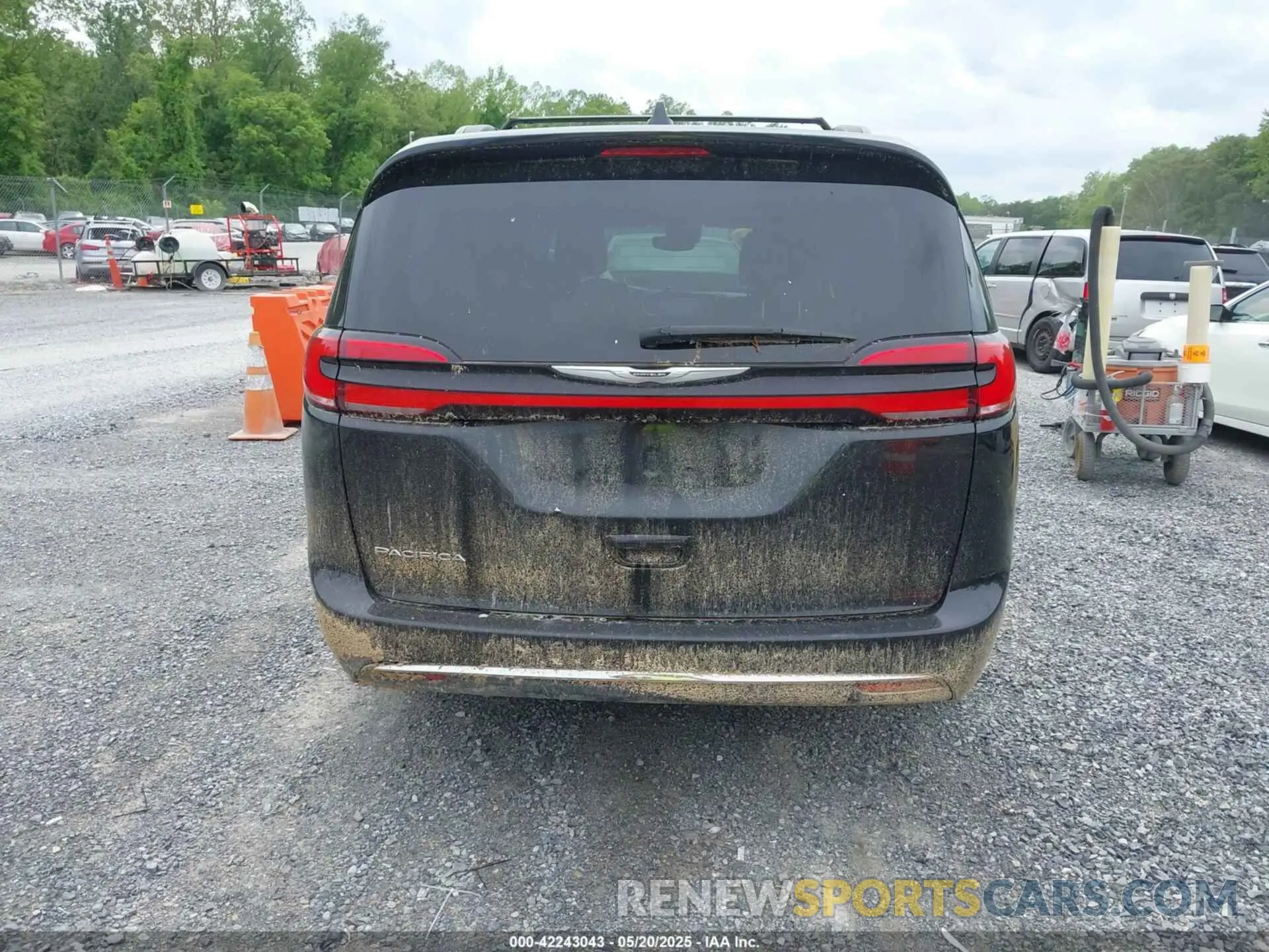 17 Photograph of a damaged car 2C4RC1BG6NR128979 CHRYSLER PACIFICA 2022