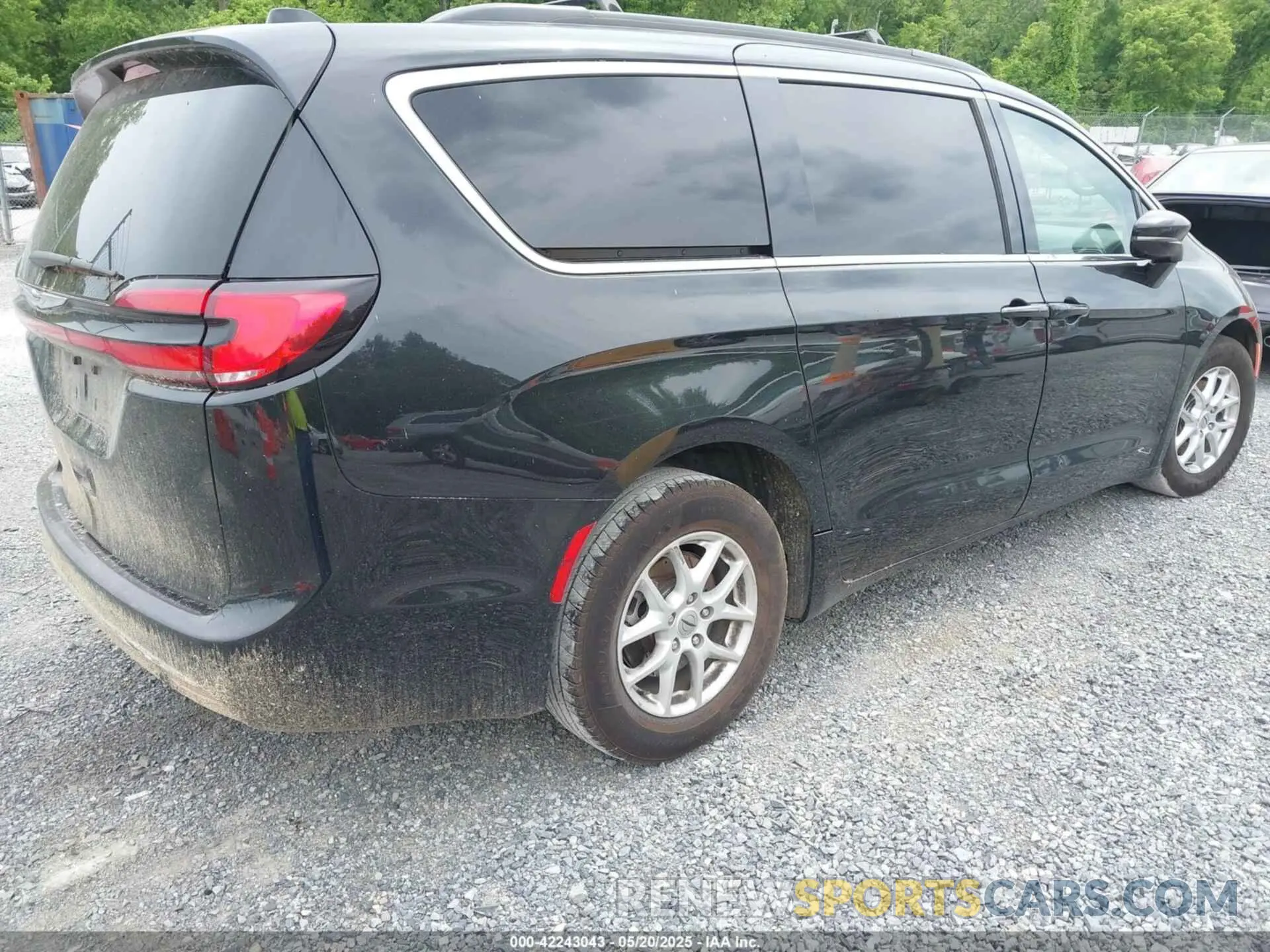 4 Photograph of a damaged car 2C4RC1BG6NR128979 CHRYSLER PACIFICA 2022