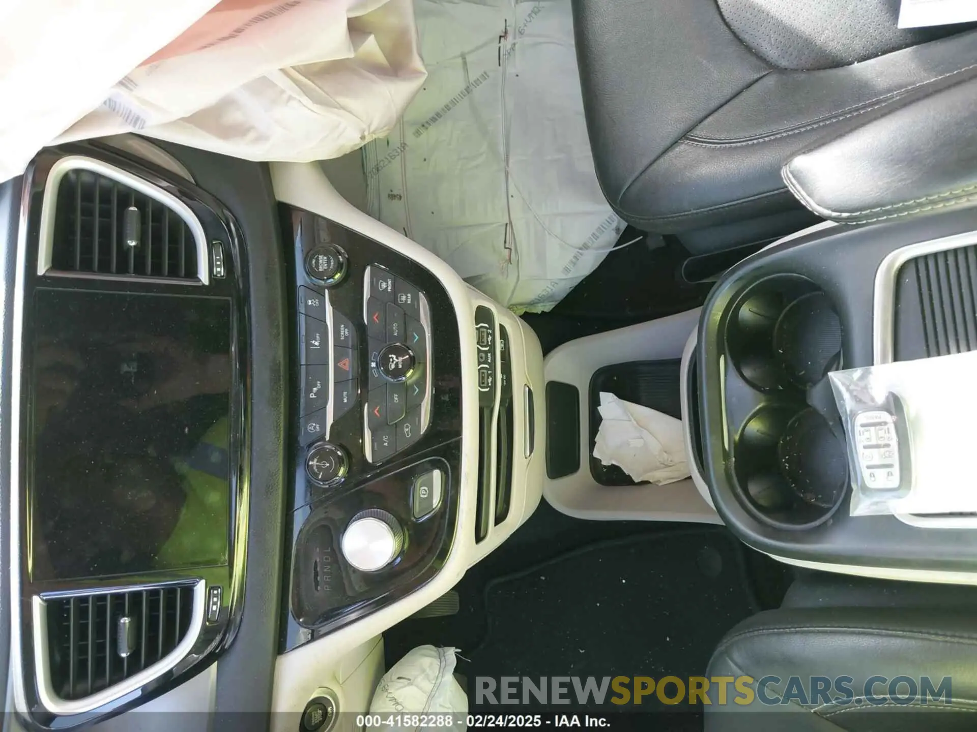 11 Photograph of a damaged car 2C4RC1BG6NR162744 CHRYSLER PACIFICA 2022