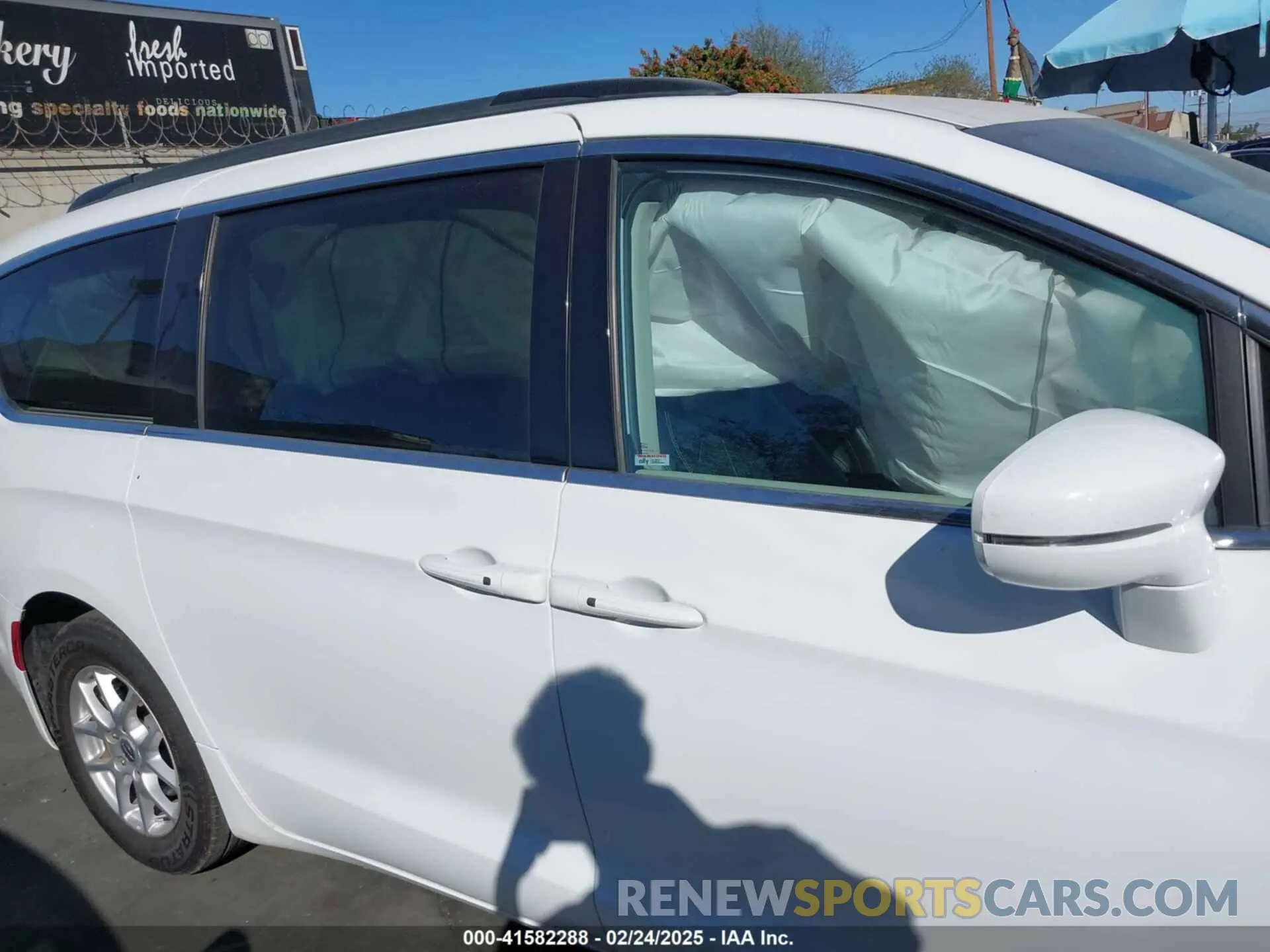 14 Photograph of a damaged car 2C4RC1BG6NR162744 CHRYSLER PACIFICA 2022