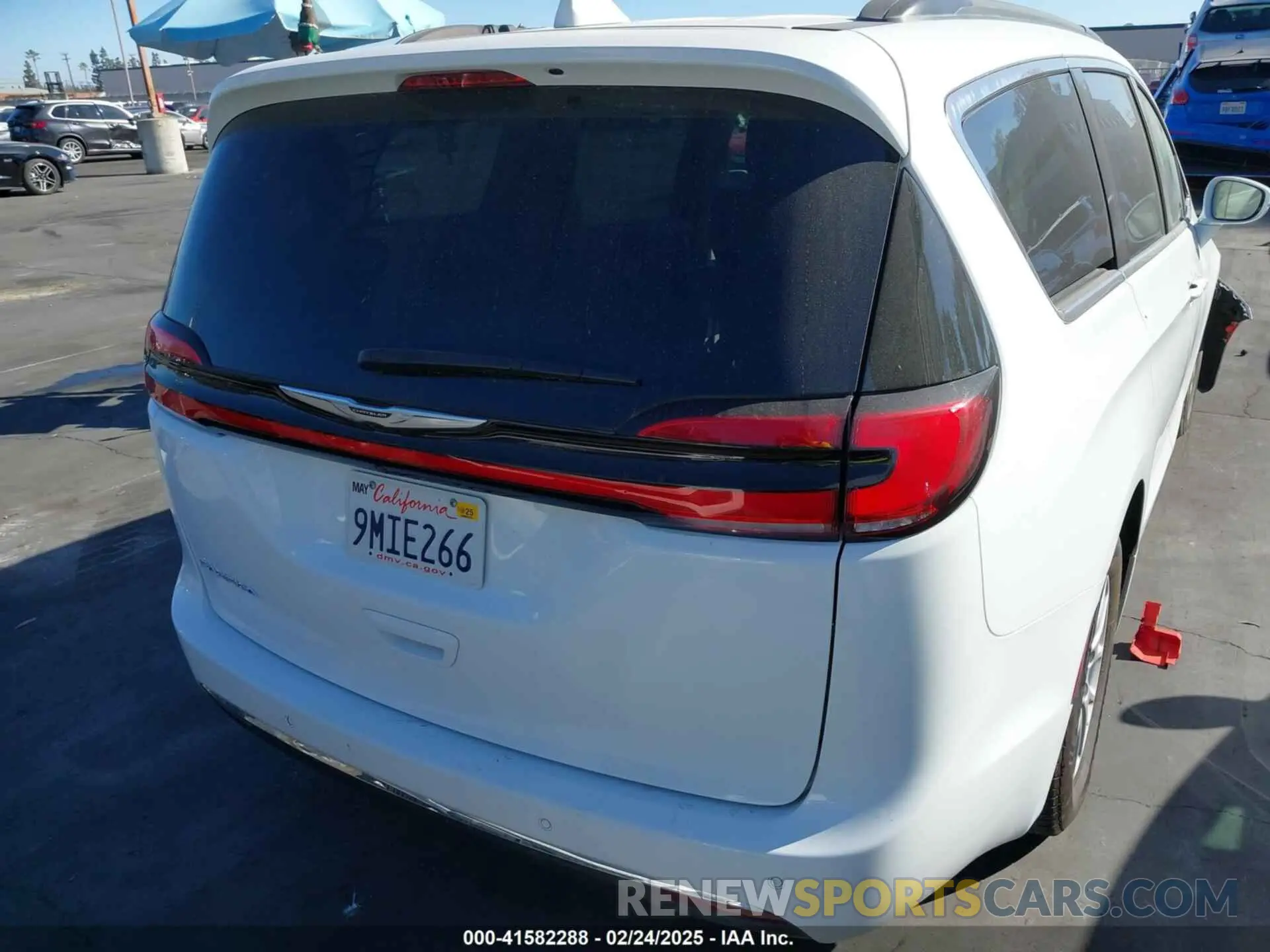 17 Photograph of a damaged car 2C4RC1BG6NR162744 CHRYSLER PACIFICA 2022