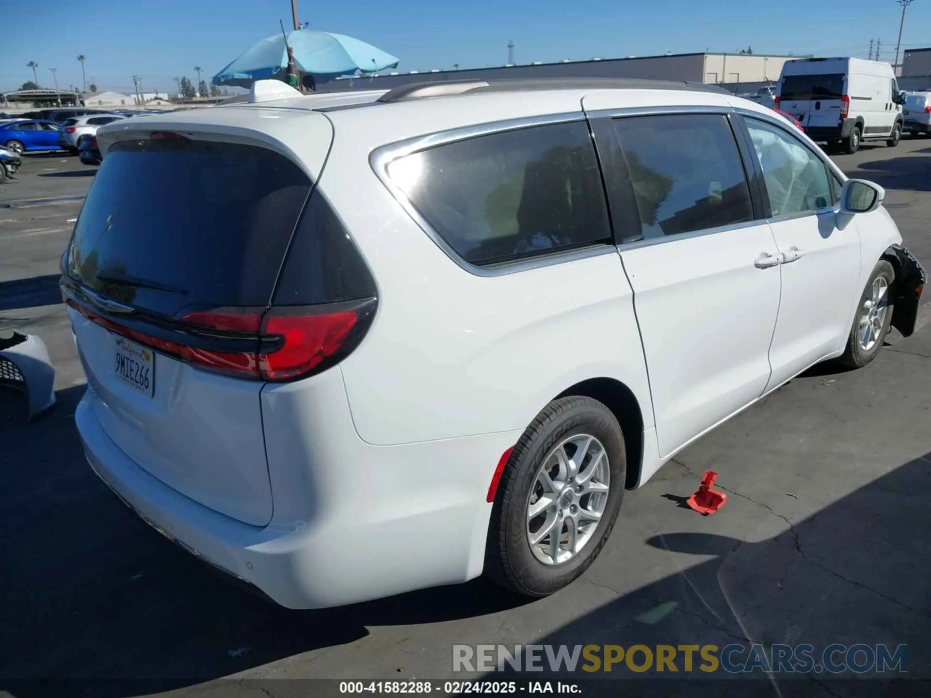 4 Photograph of a damaged car 2C4RC1BG6NR162744 CHRYSLER PACIFICA 2022