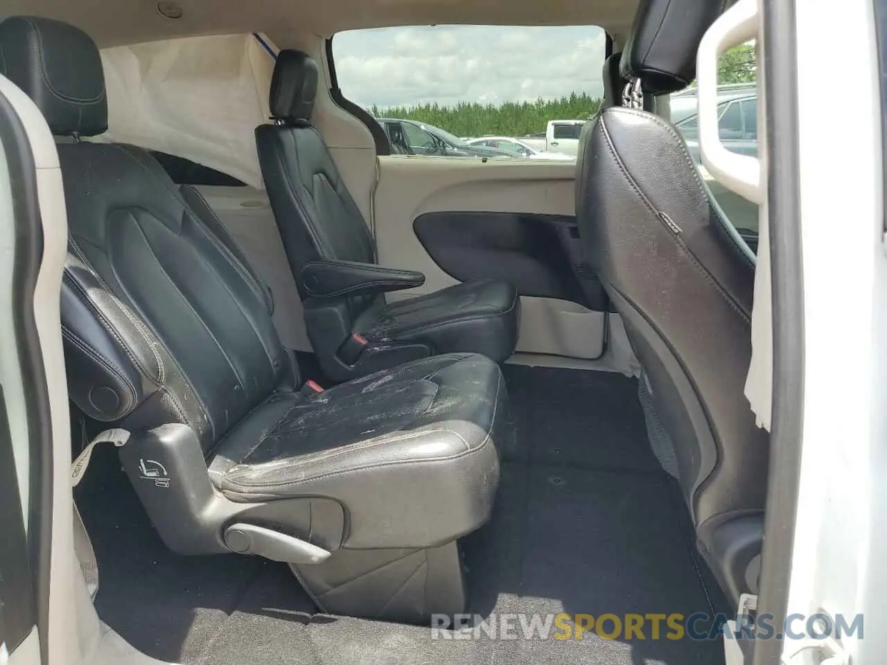 11 Photograph of a damaged car 2C4RC1BG6NR179012 CHRYSLER PACIFICA 2022