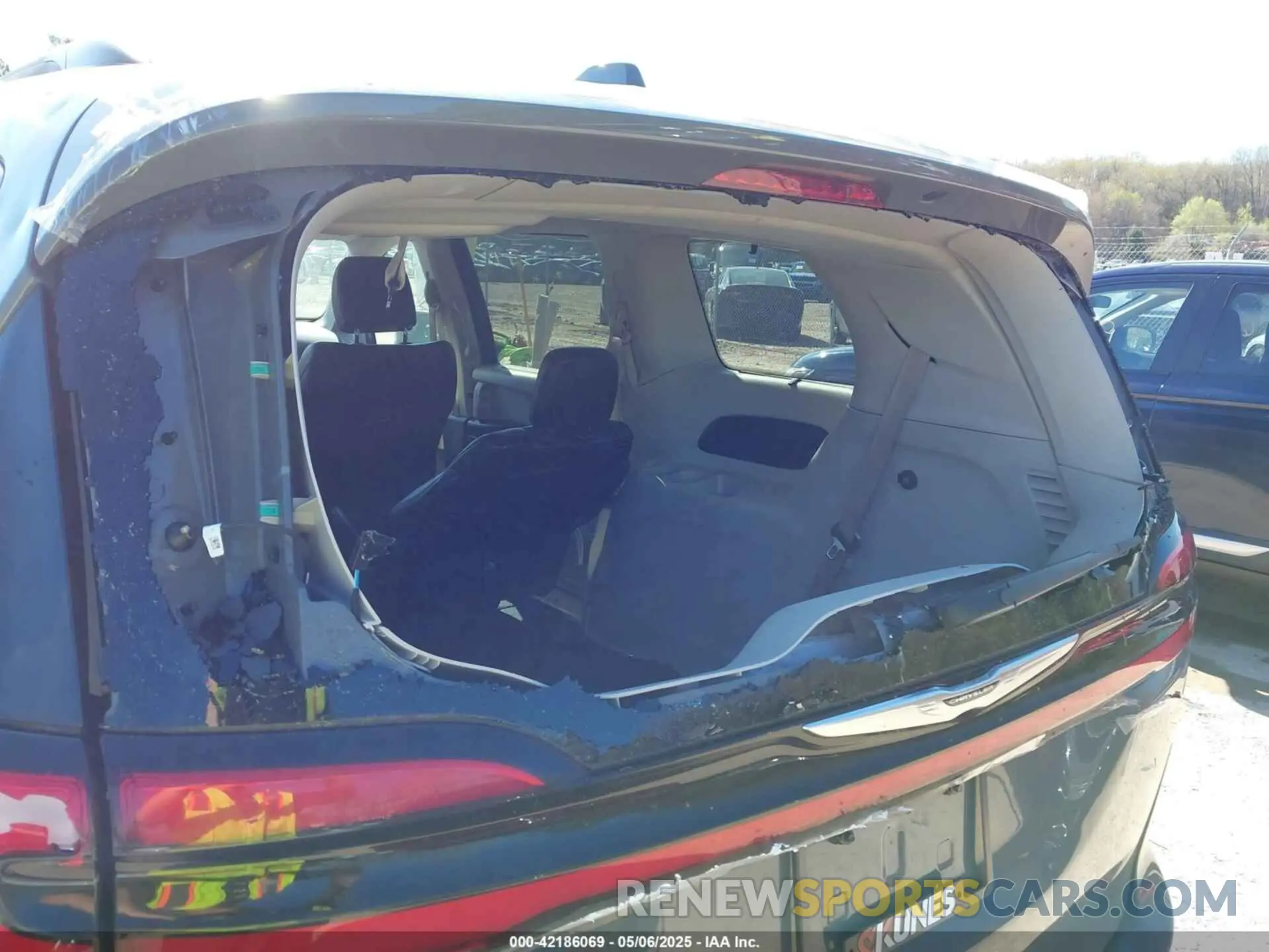 17 Photograph of a damaged car 2C4RC1BG7NR152112 CHRYSLER PACIFICA 2022