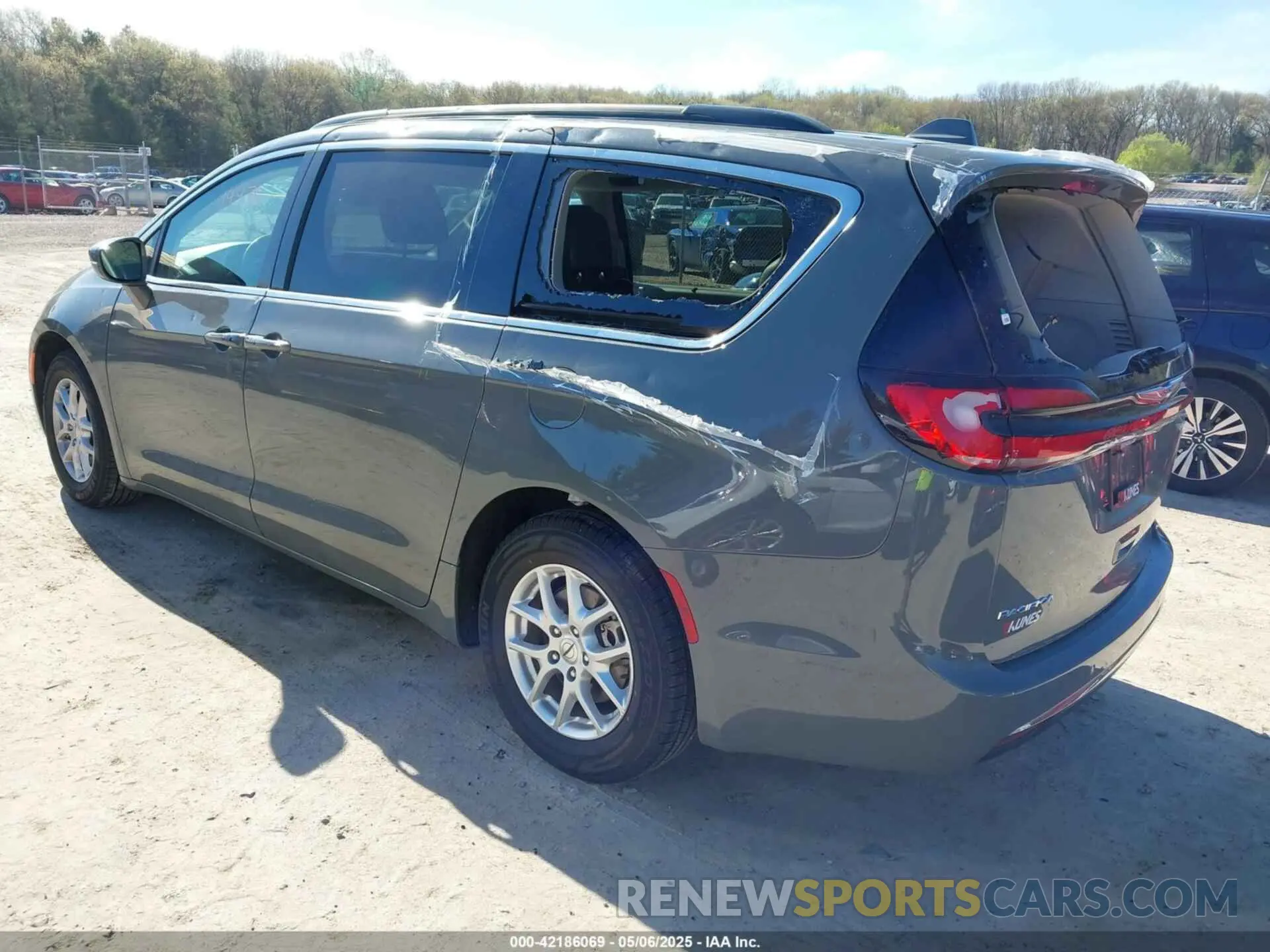 3 Photograph of a damaged car 2C4RC1BG7NR152112 CHRYSLER PACIFICA 2022