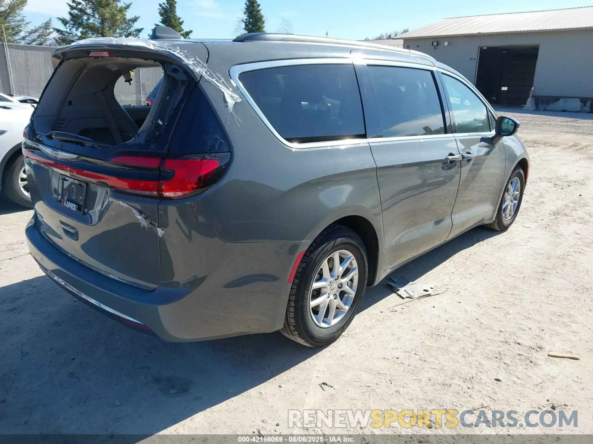 4 Photograph of a damaged car 2C4RC1BG7NR152112 CHRYSLER PACIFICA 2022