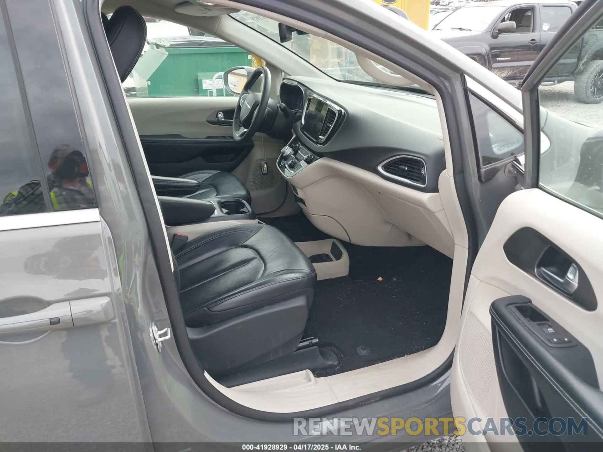 5 Photograph of a damaged car 2C4RC1BG7NR168519 CHRYSLER PACIFICA 2022
