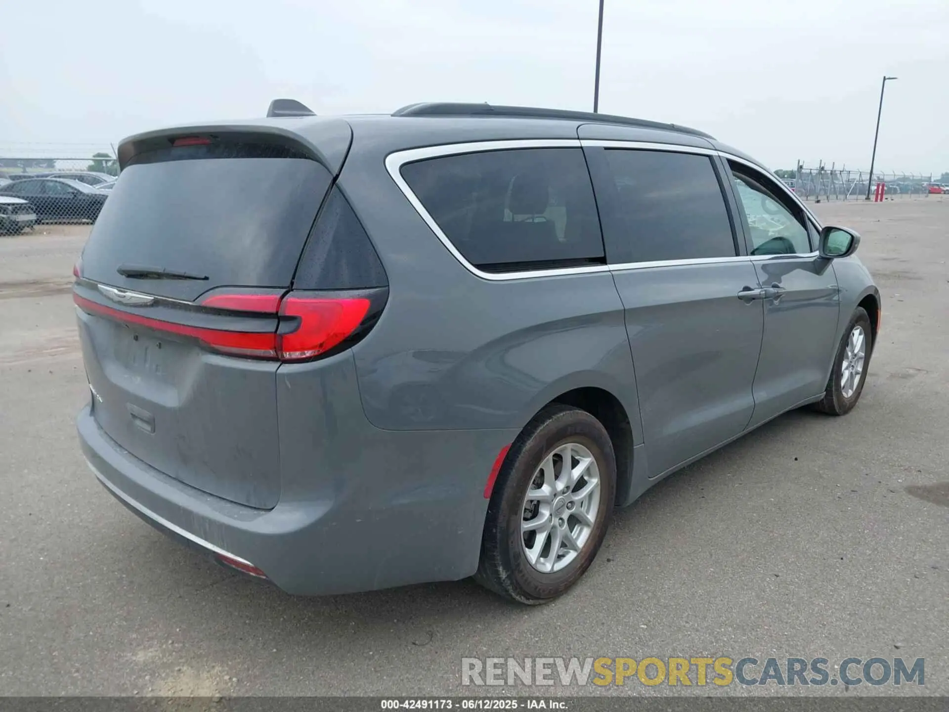 4 Photograph of a damaged car 2C4RC1BG7NR170044 CHRYSLER PACIFICA 2022